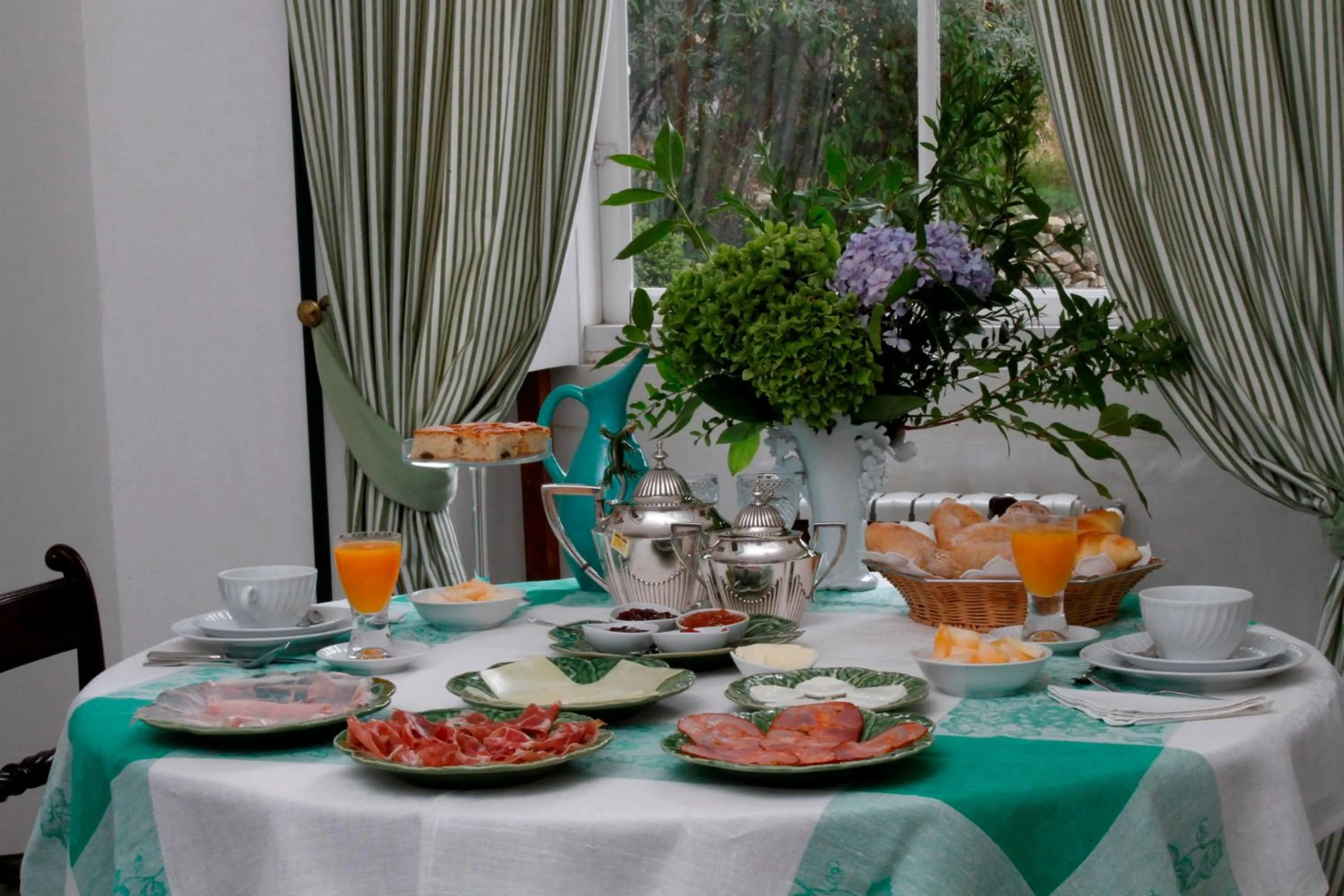 Continental breakfast in Casa de Mogofores