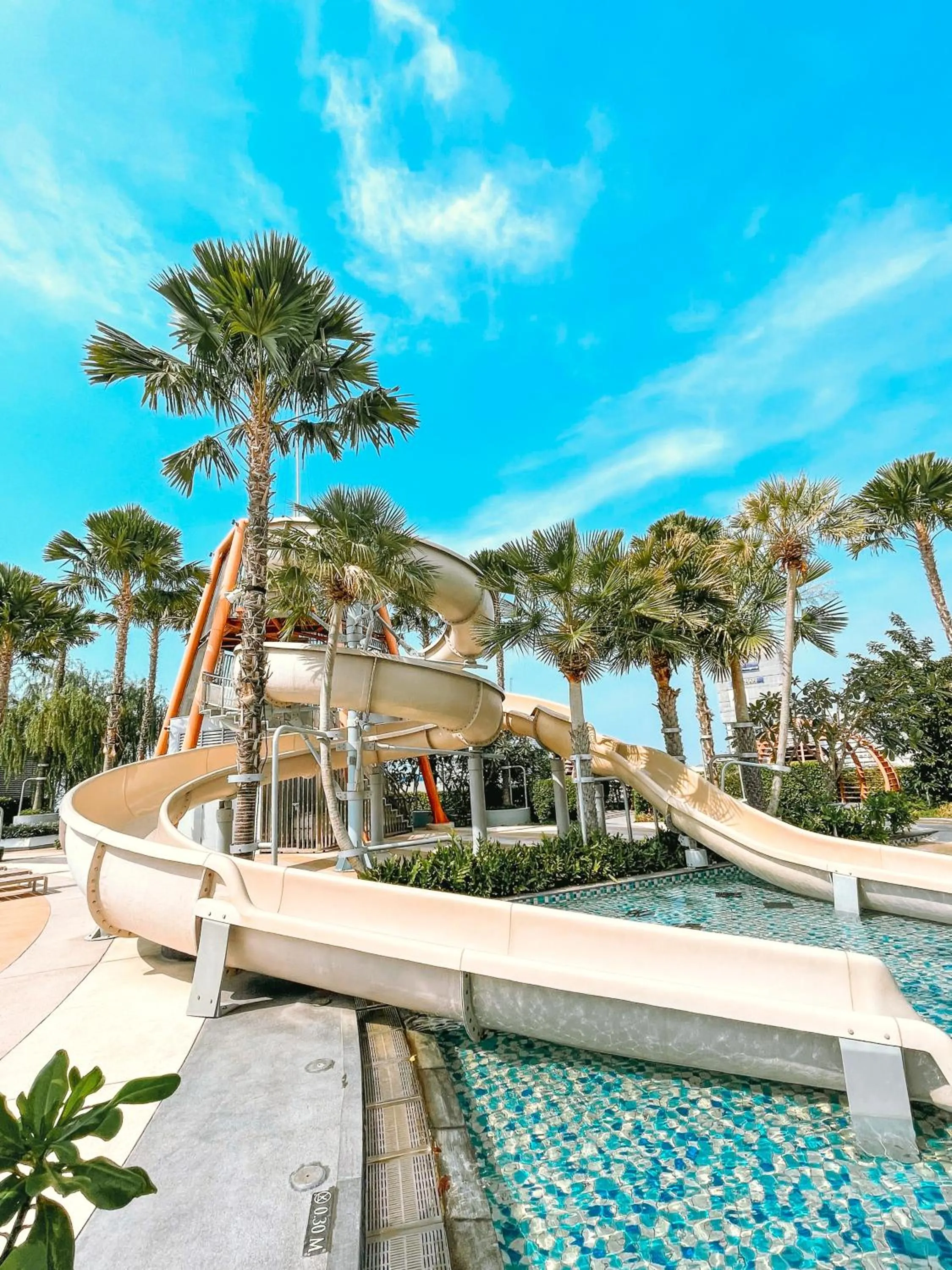 Swimming pool in Grande Centre Point Pattaya