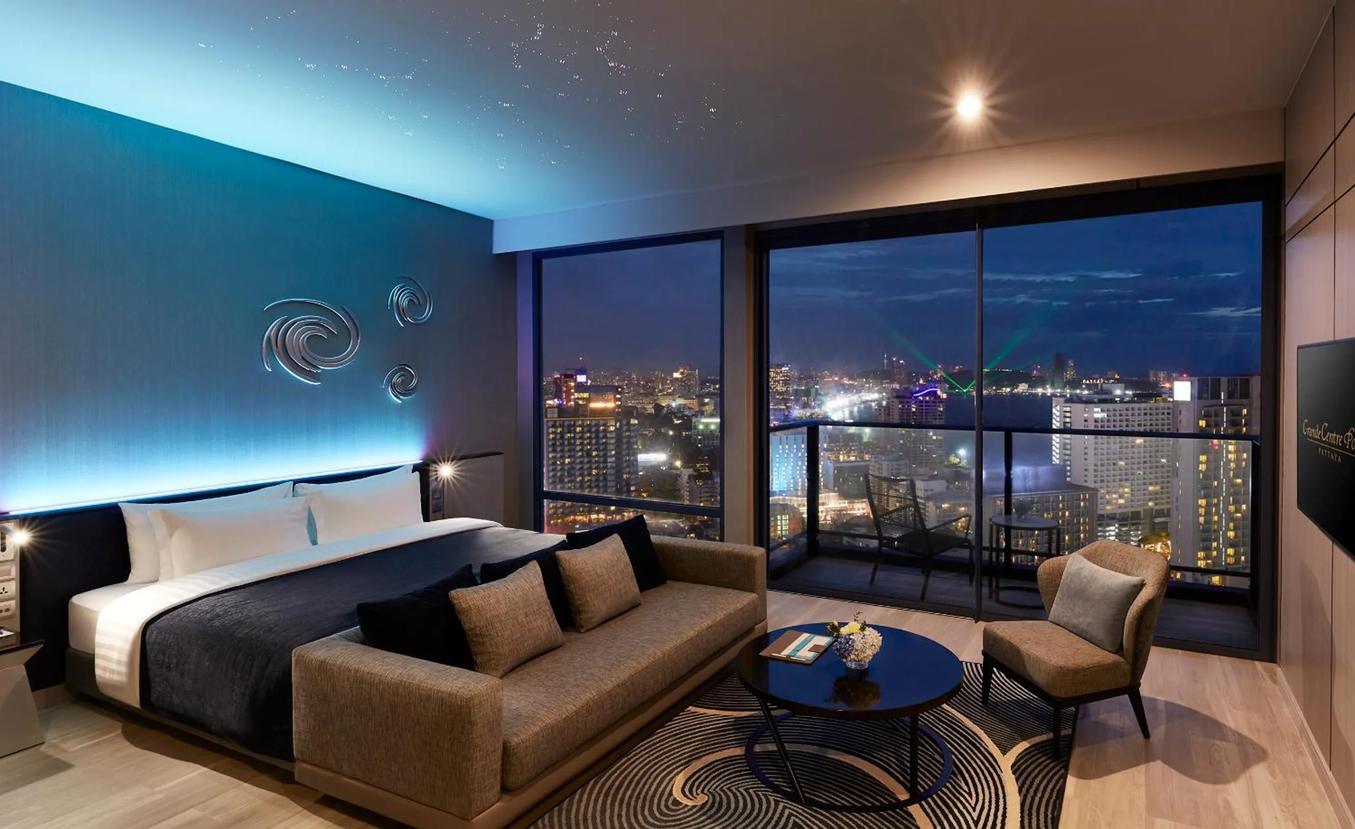 Balcony/Terrace, Bed in Grande Centre Point Pattaya