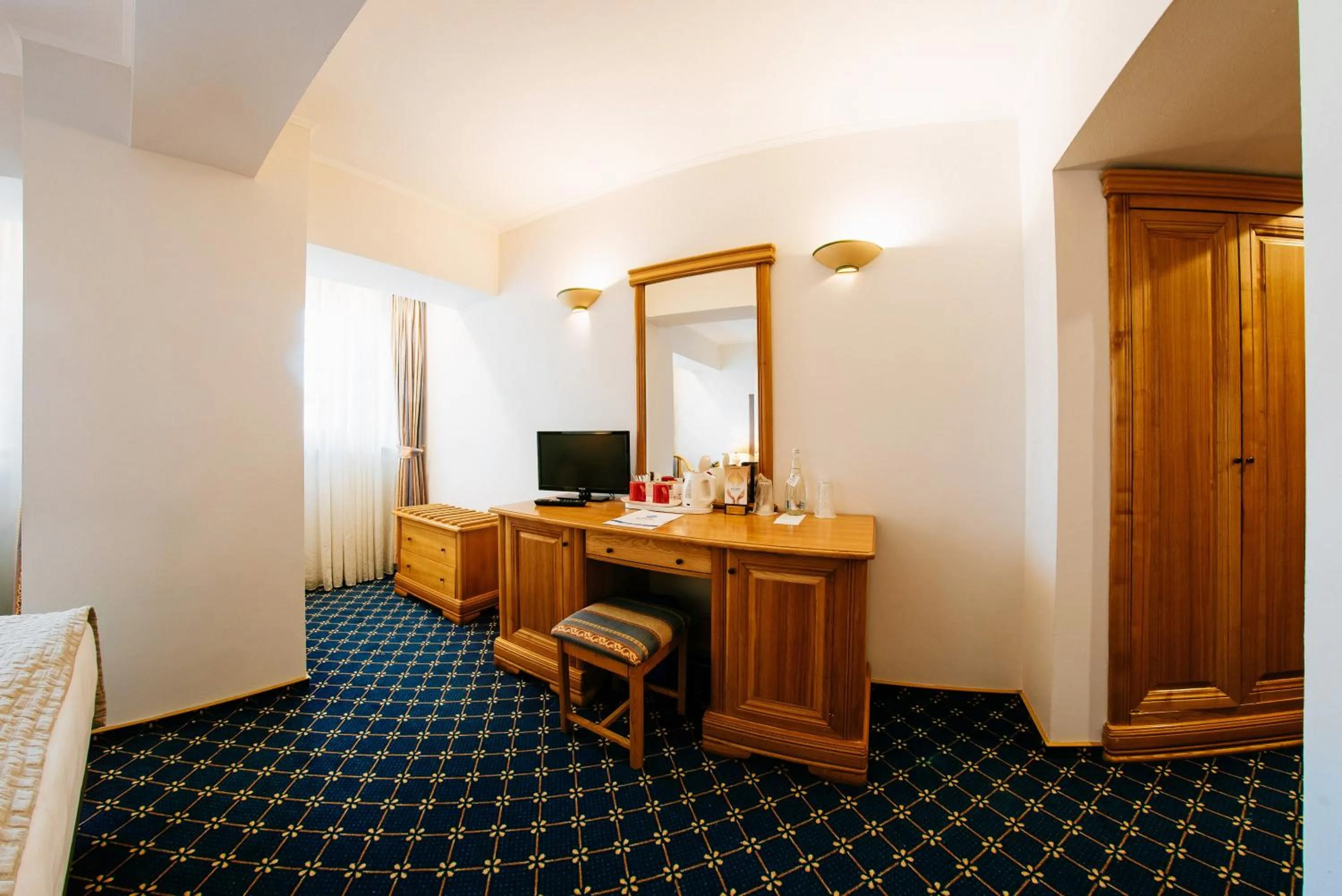 TV and multimedia in Hotel Best Western Bucovina