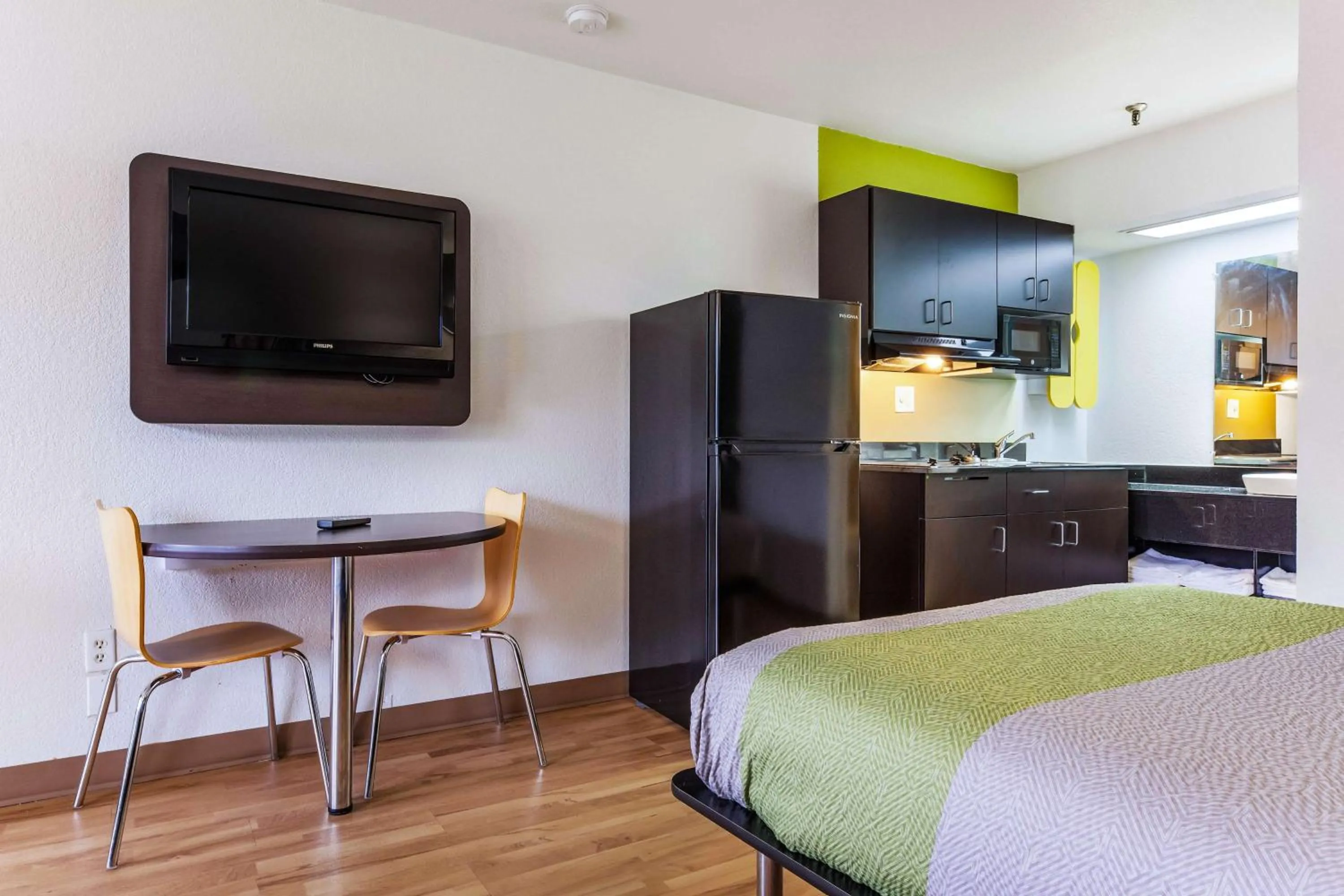 TV and multimedia, Bed in Studio 6-Alexandria, LA