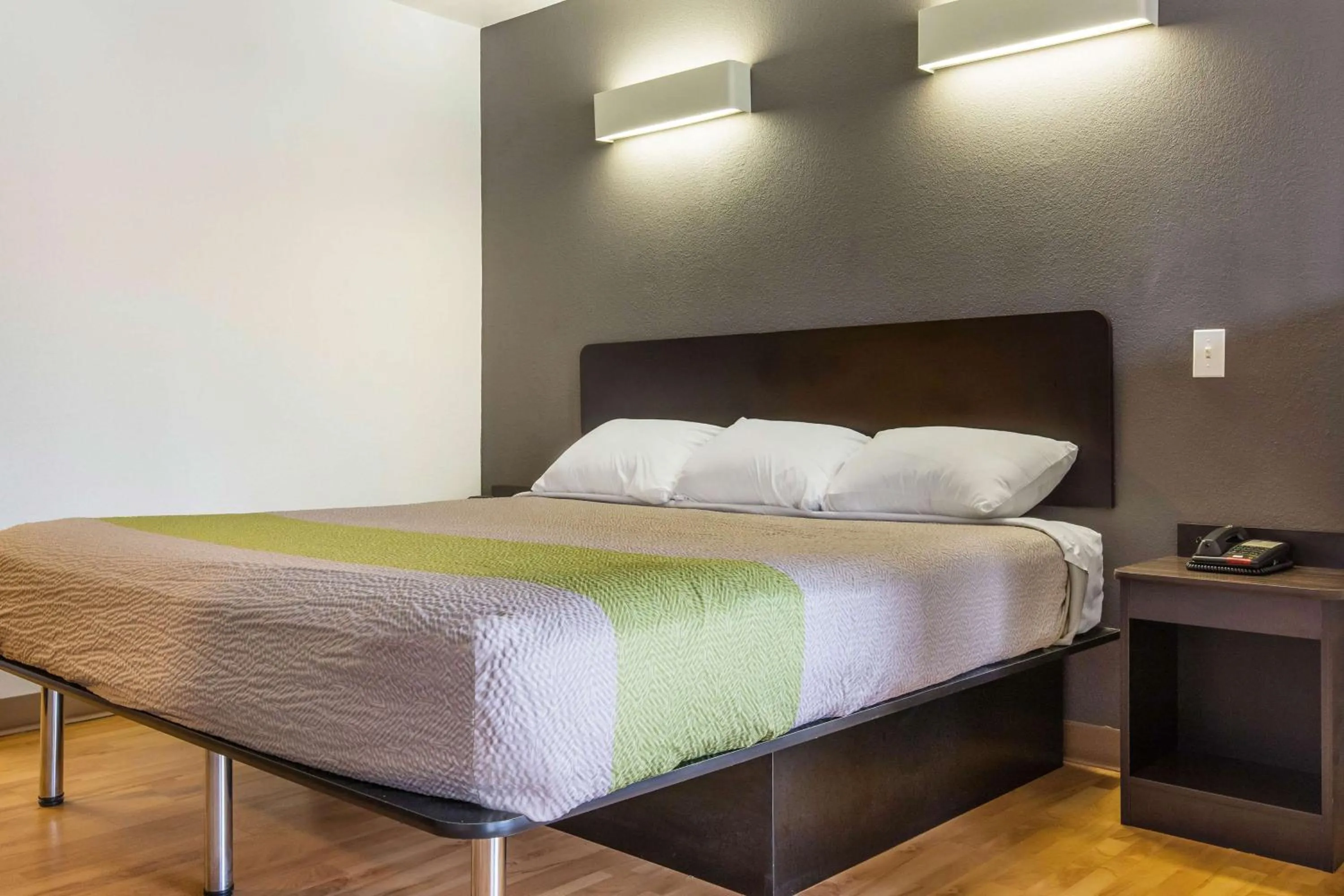 Photo of the whole room, Bed in Studio 6-Alexandria, LA