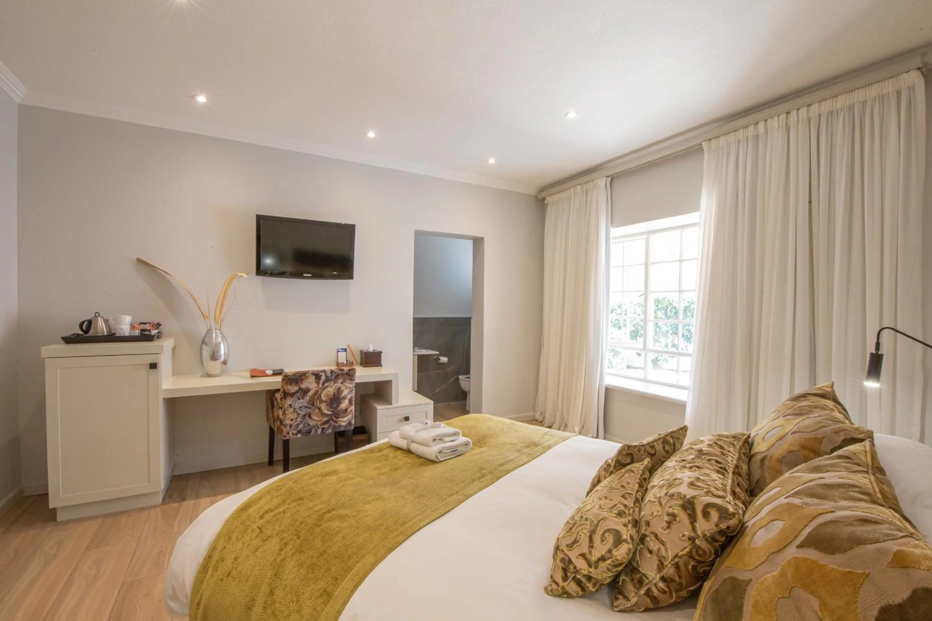 Photo of the whole room, Bed in Belvedere Boutiqe Hotel