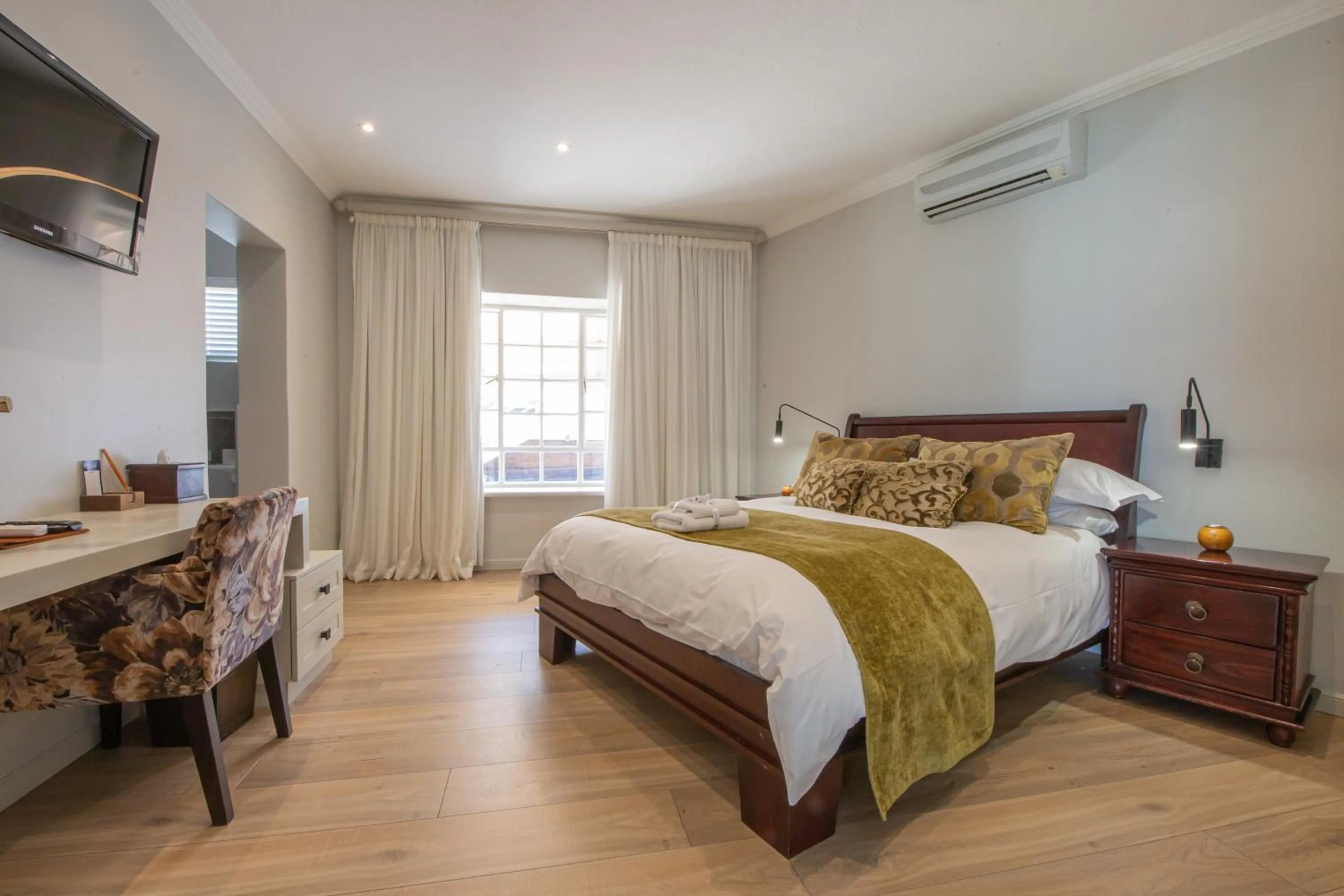 Photo of the whole room, Bed in Belvedere Boutiqe Hotel