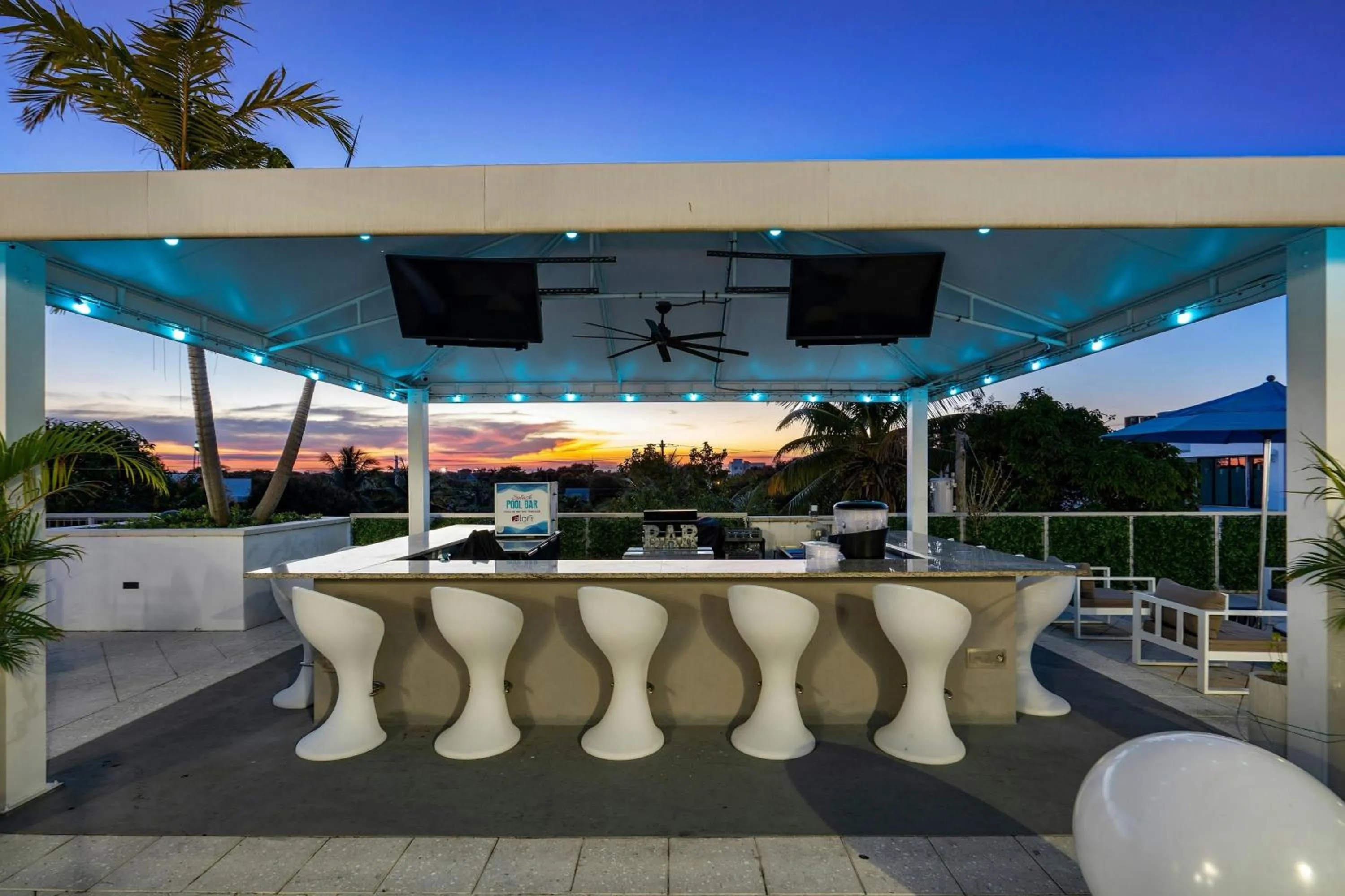 Swimming pool in Aloft Delray Beach