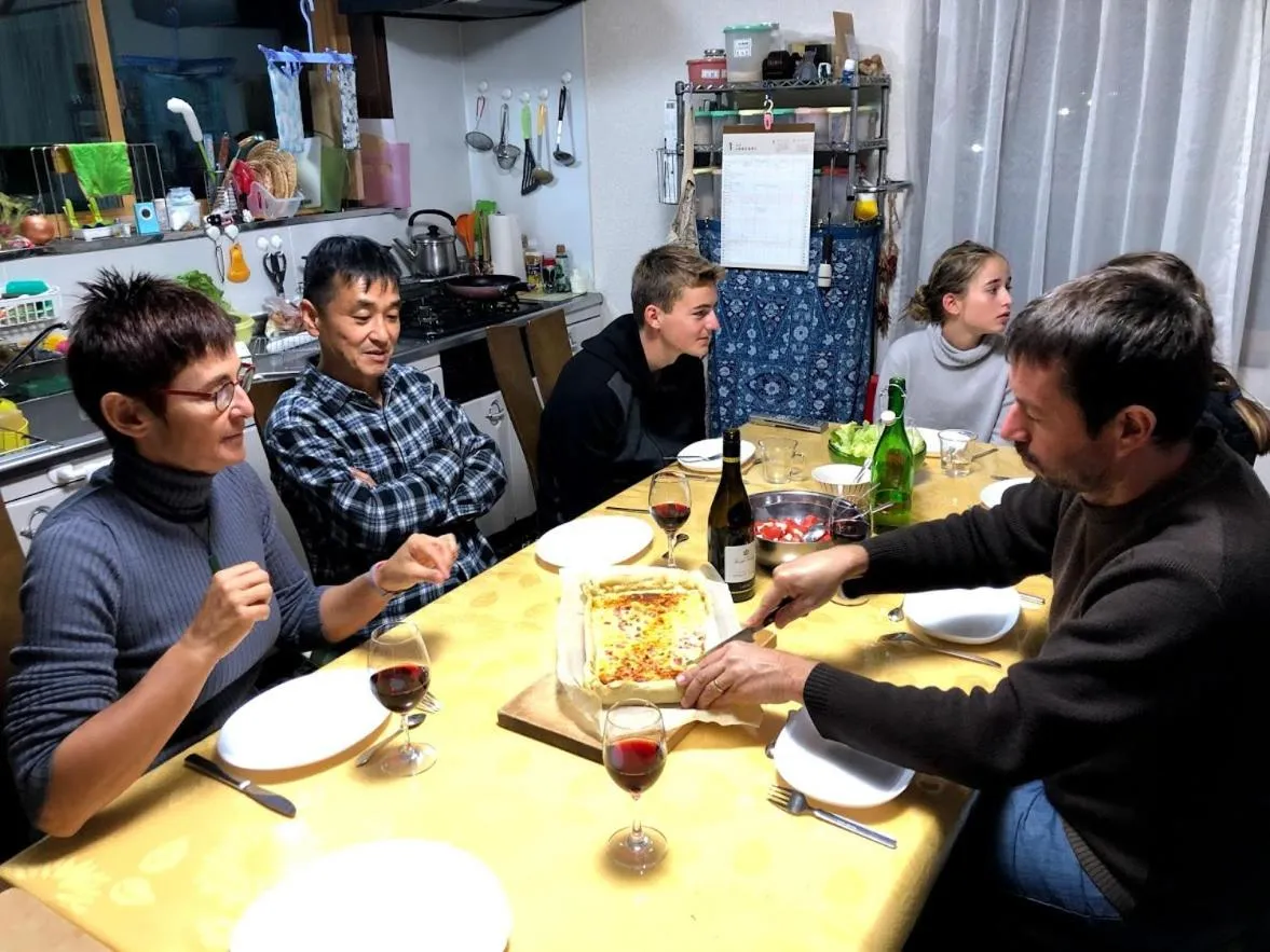 Communal lounge/ TV room in Guest House Hostel yukuru