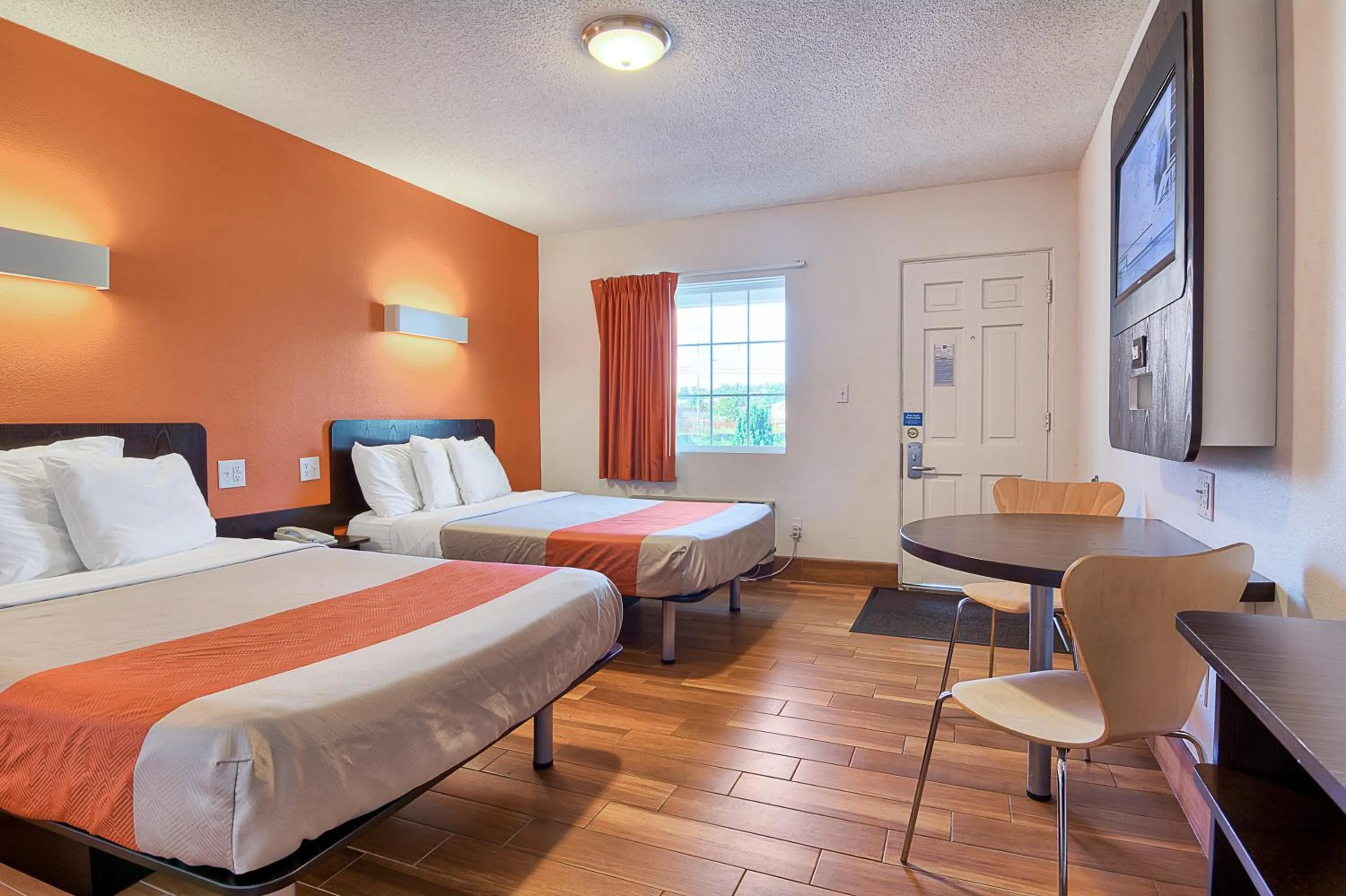 Bedroom, Bed in Motel 6-Harrisonburg, VA - South