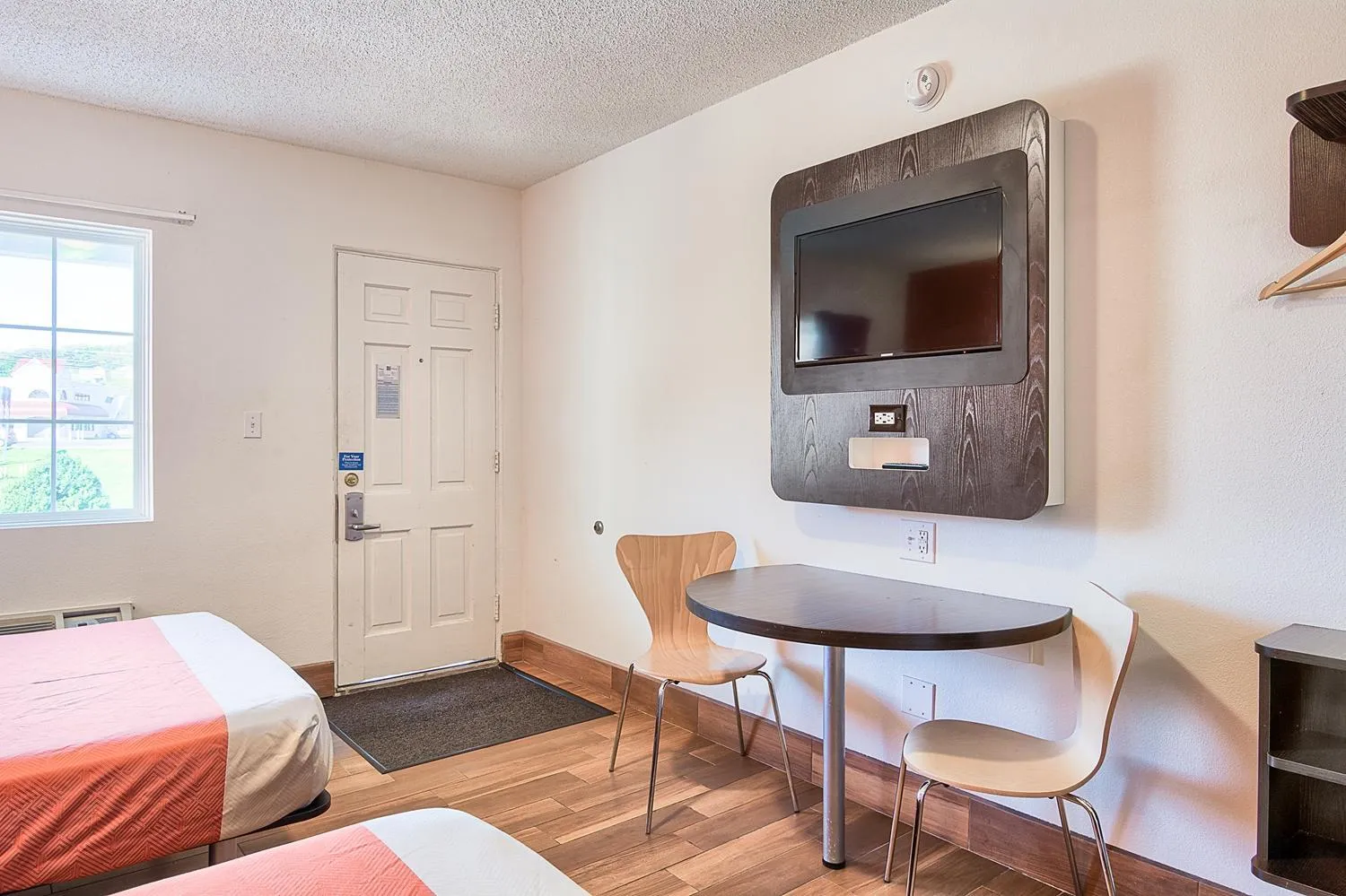 TV and multimedia, Bed in Motel 6-Harrisonburg, VA - South
