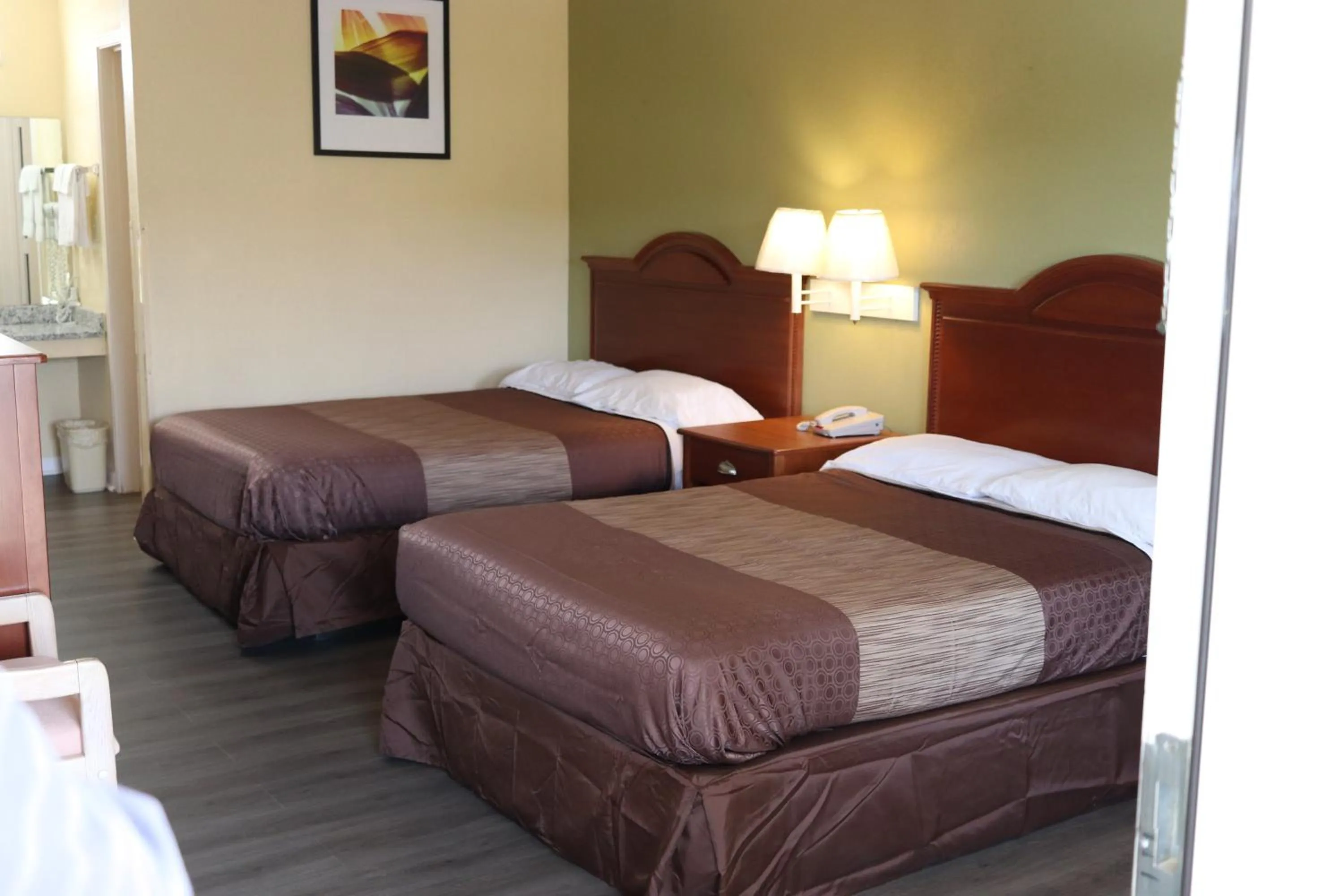 Guests, Bed in Woodstream Inn