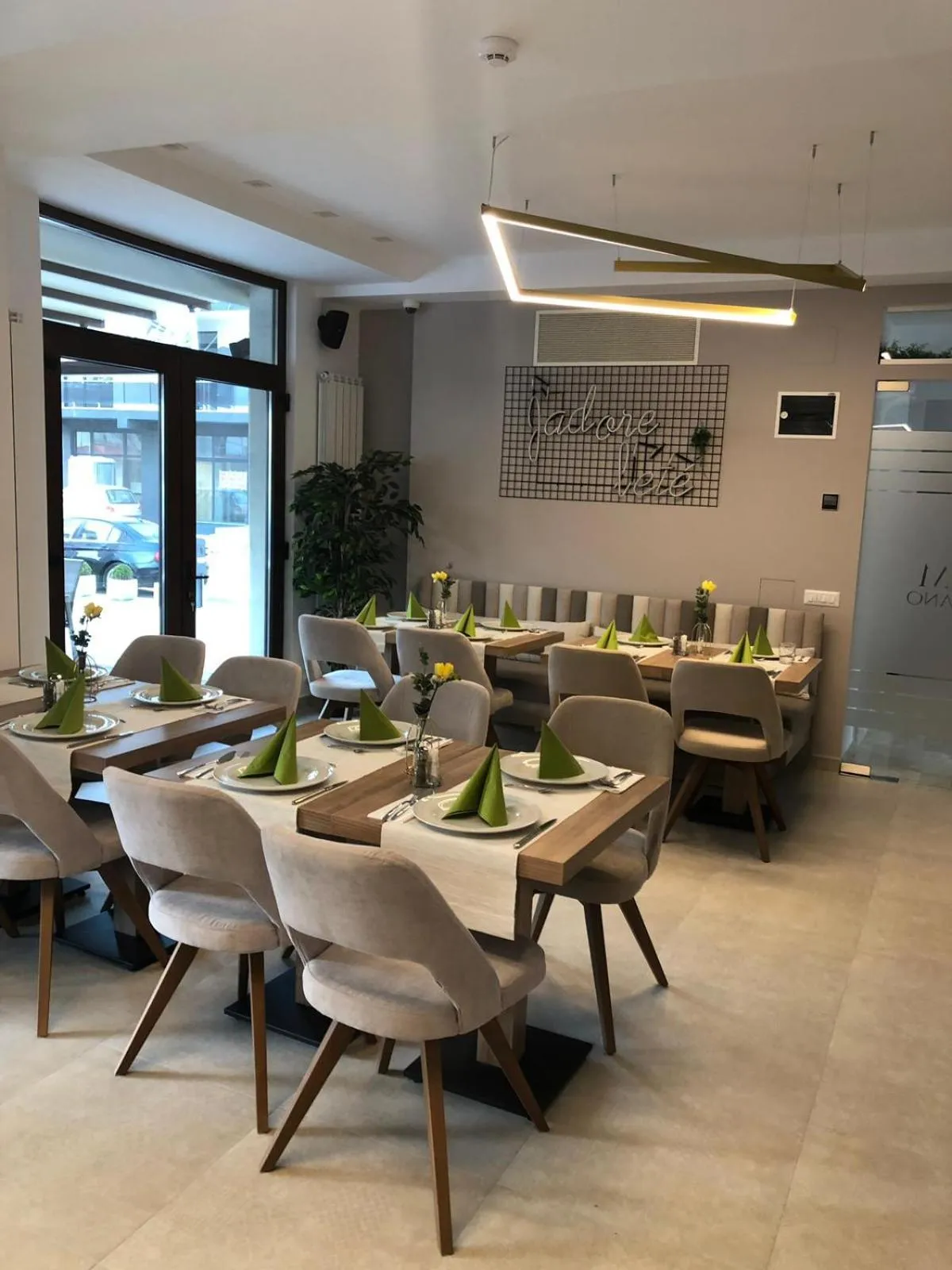 Restaurant/places to eat in Hotel Manor