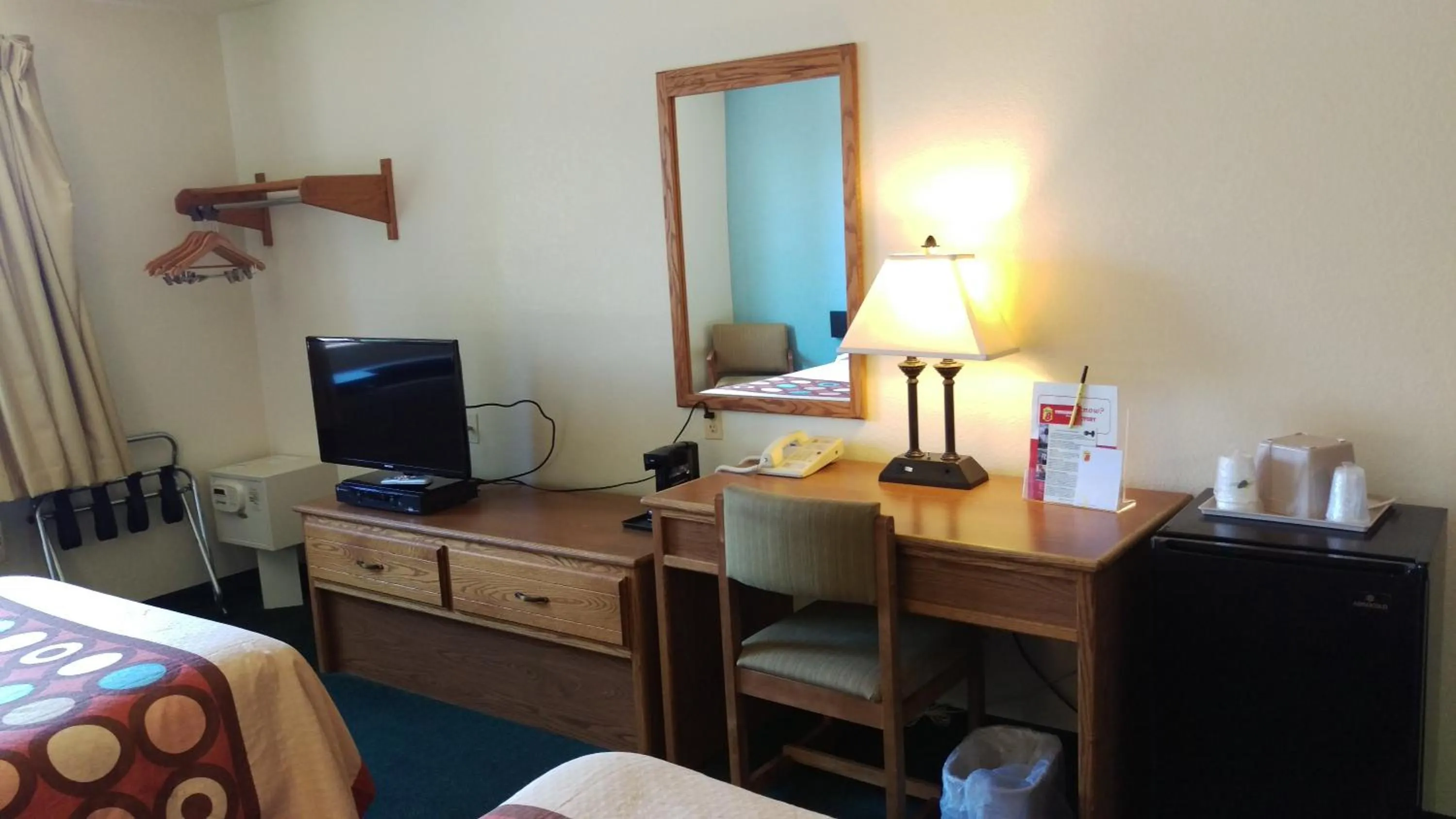 TV and multimedia, Bed in Super 8 by Wyndham Thurmont