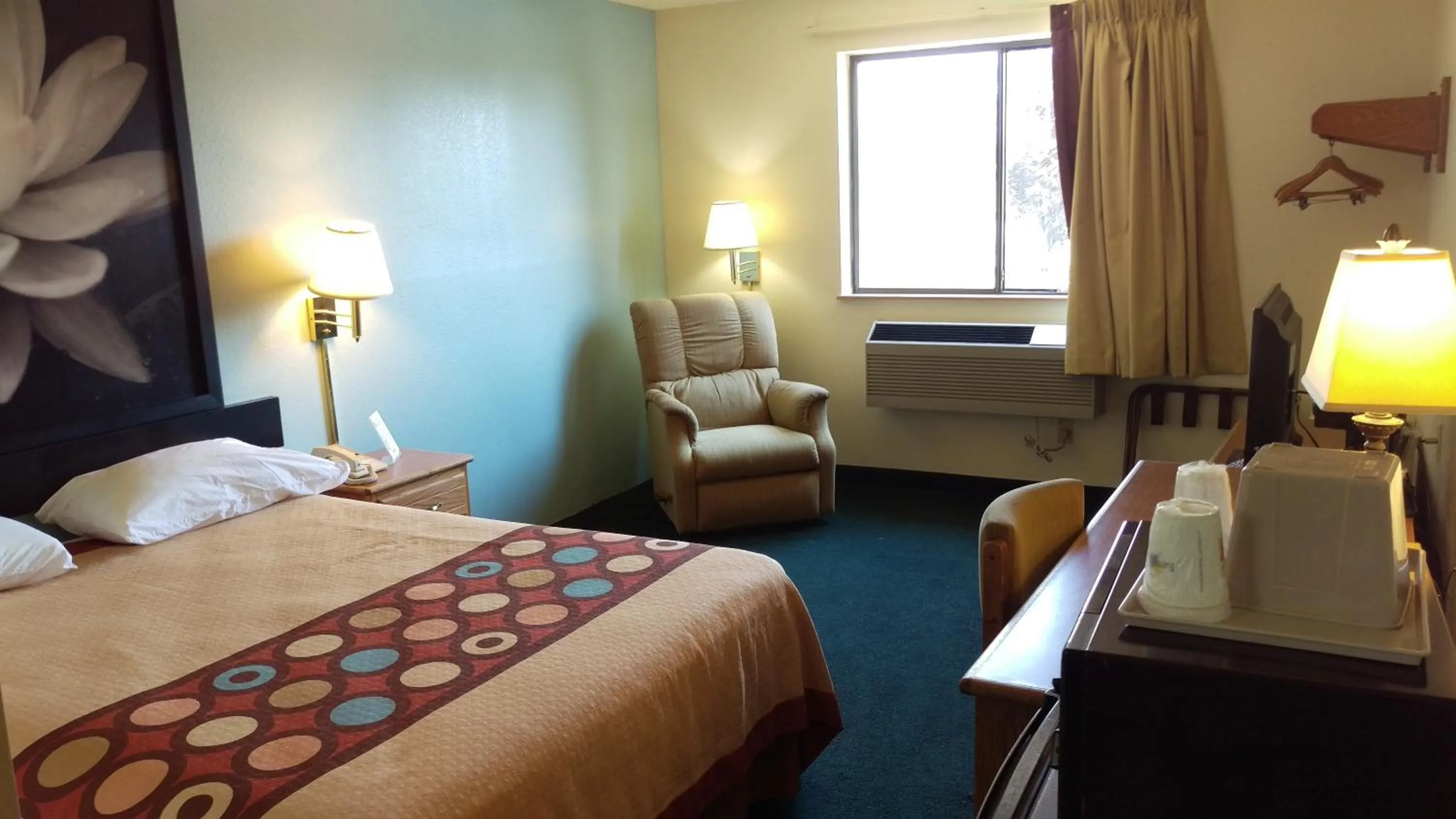 Photo of the whole room, Bed in Super 8 by Wyndham Thurmont