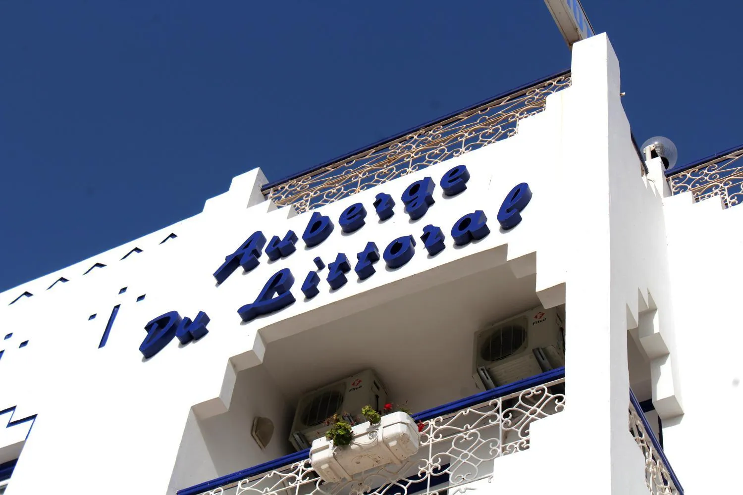 Property building in Hôtel Auberge du Littoral