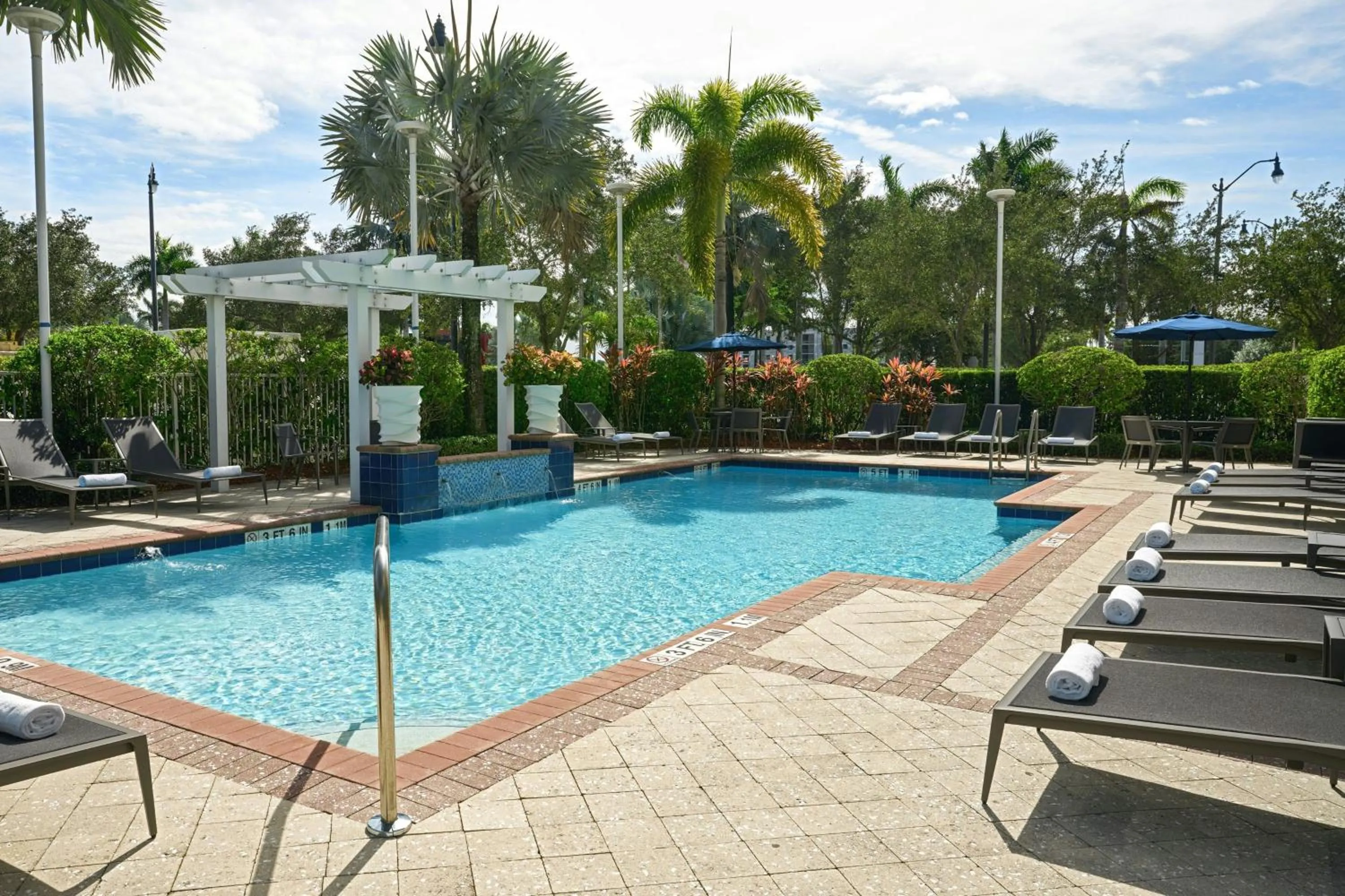 Swimming pool in Courtyard by Marriott Miami Homestead