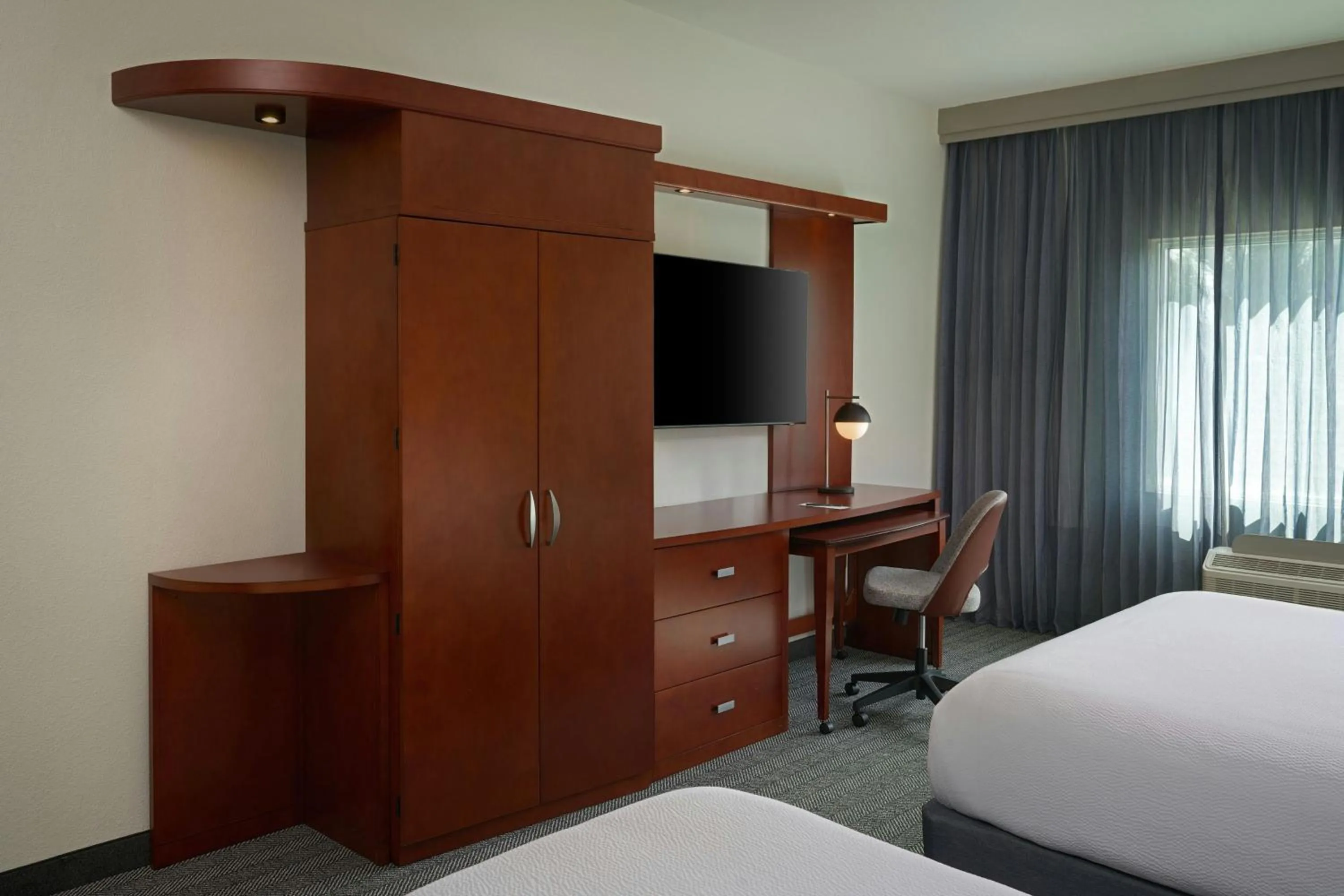 Photo of the whole room, Bed in Courtyard by Marriott Miami Homestead