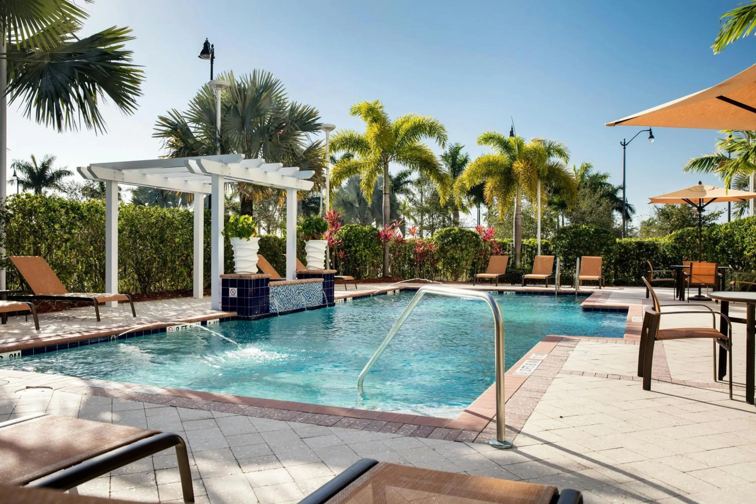 Swimming pool in Courtyard by Marriott Miami Homestead