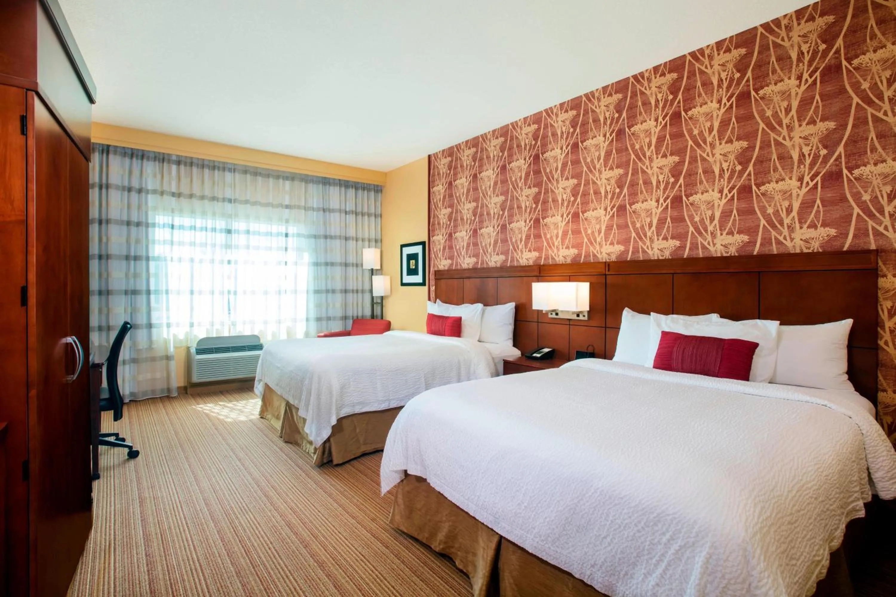 Photo of the whole room, Bed in Courtyard by Marriott Miami Homestead