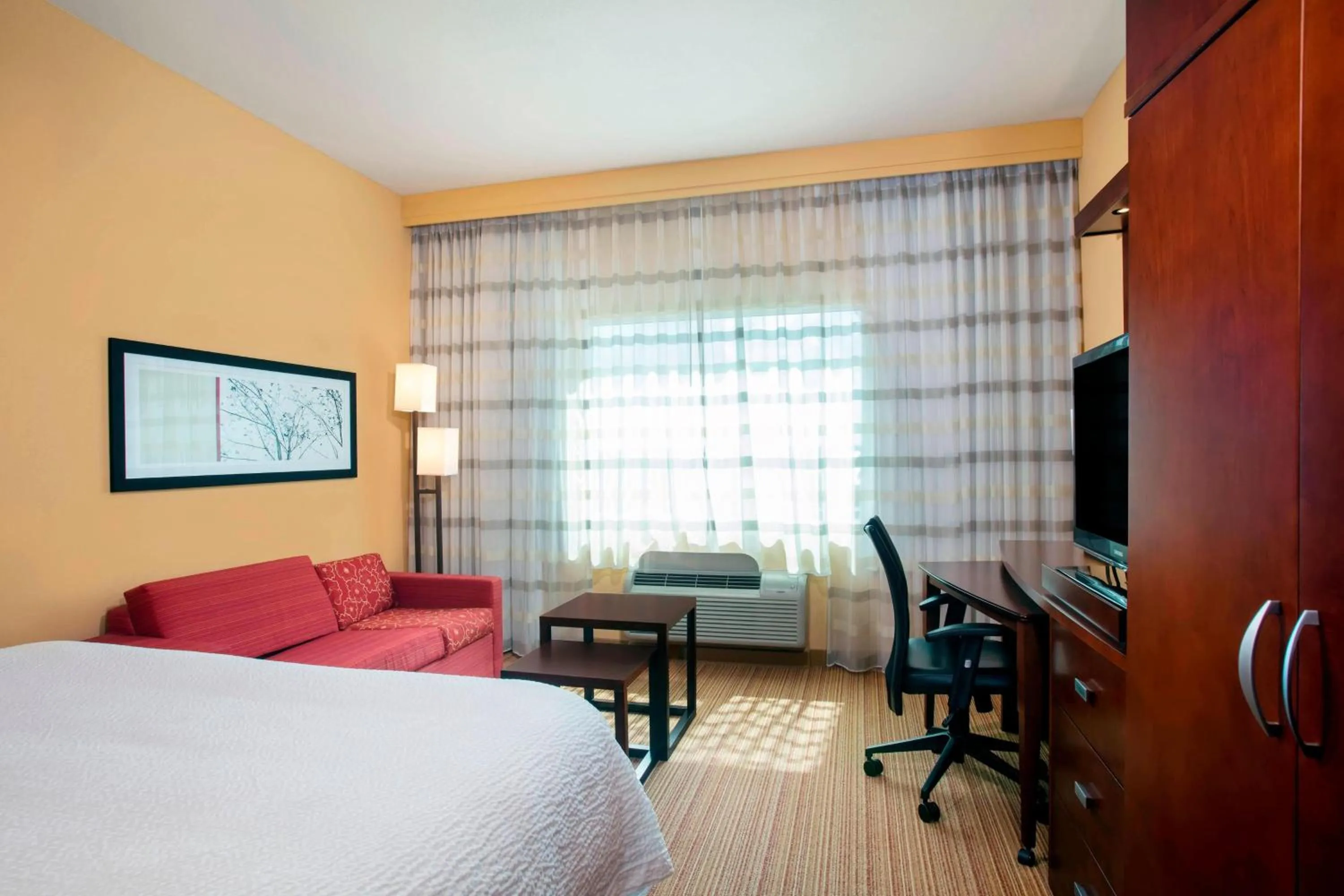 Living room, Bed in Courtyard by Marriott Miami Homestead