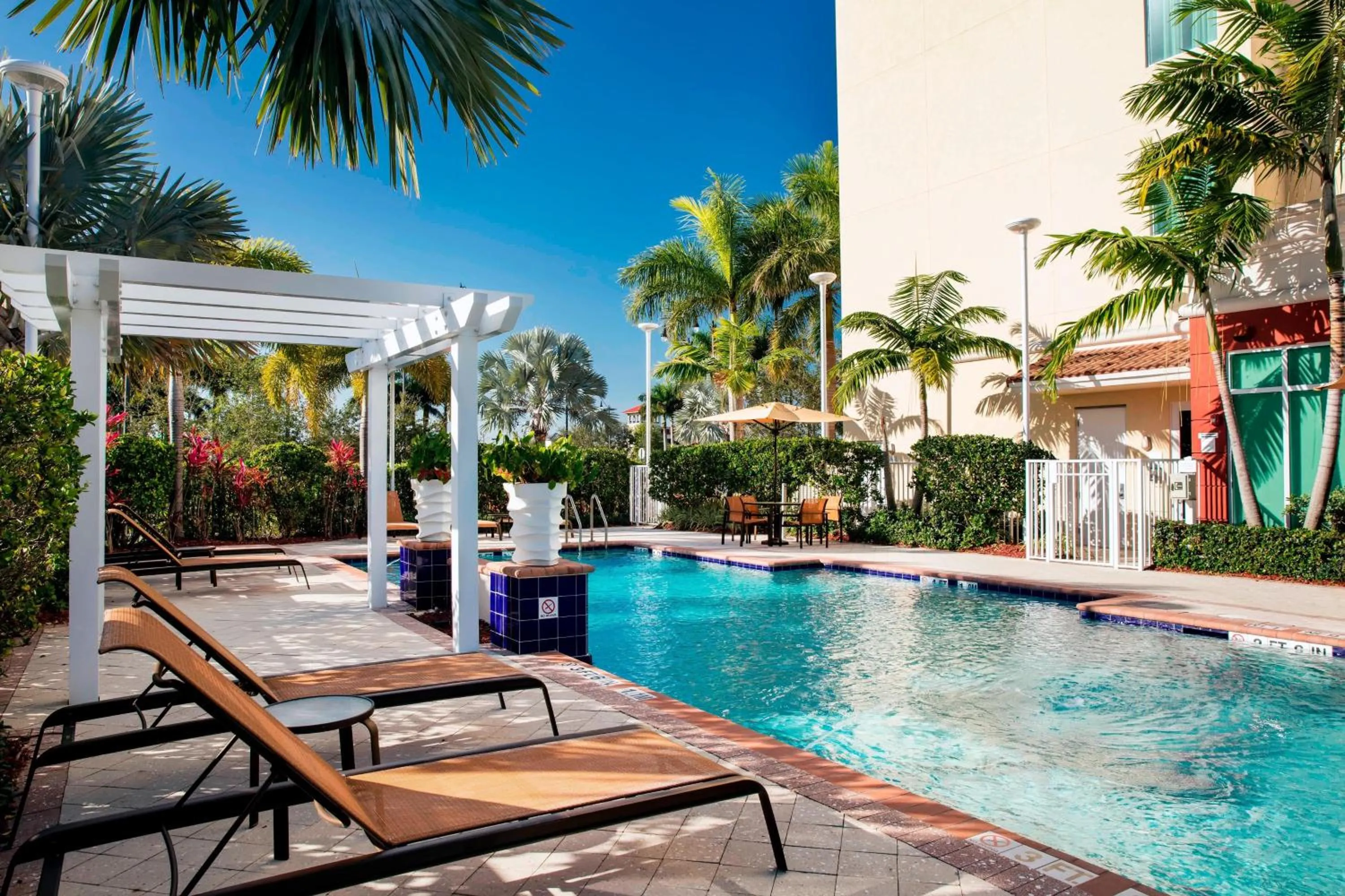 Swimming pool in Courtyard by Marriott Miami Homestead