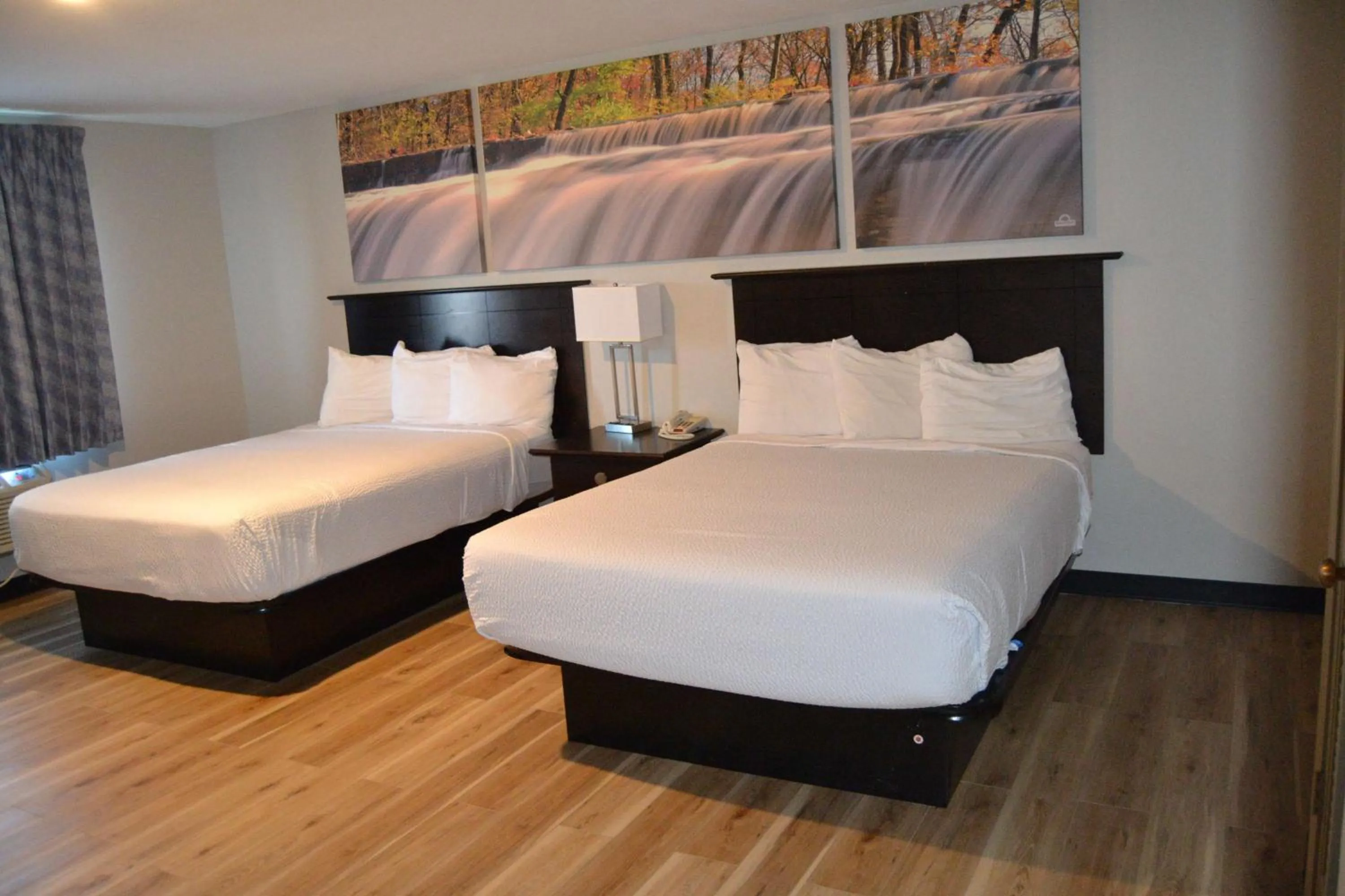 Bed in Days Inn and Suites by Wyndham Sikeston