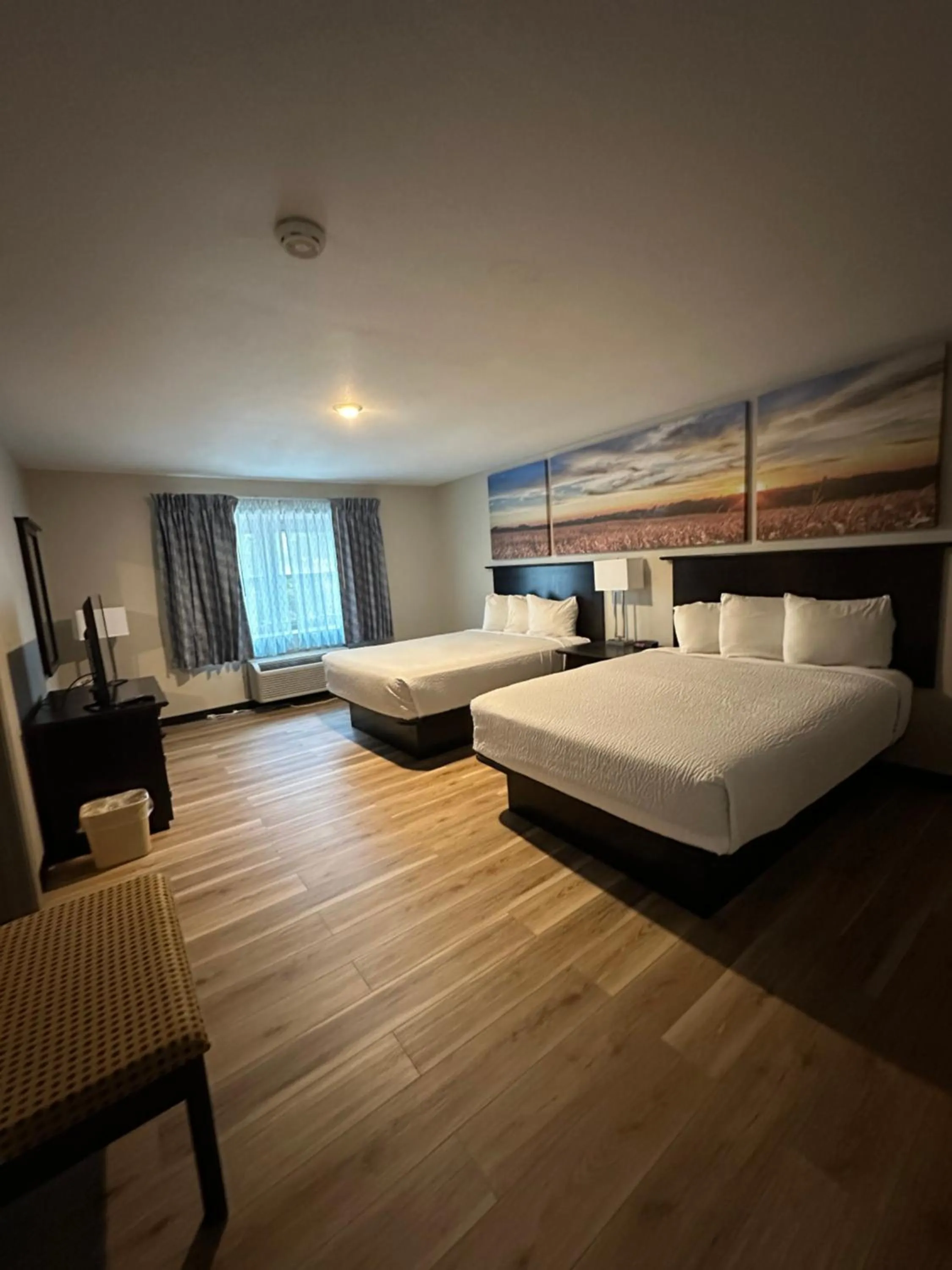 Bedroom, Bed in Days Inn and Suites by Wyndham Sikeston