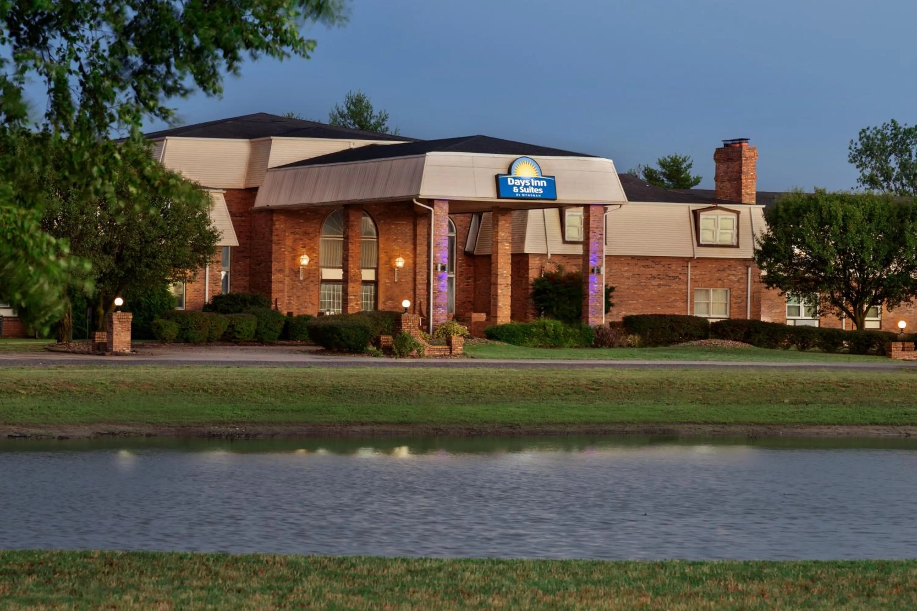 Property building in Days Inn and Suites by Wyndham Sikeston