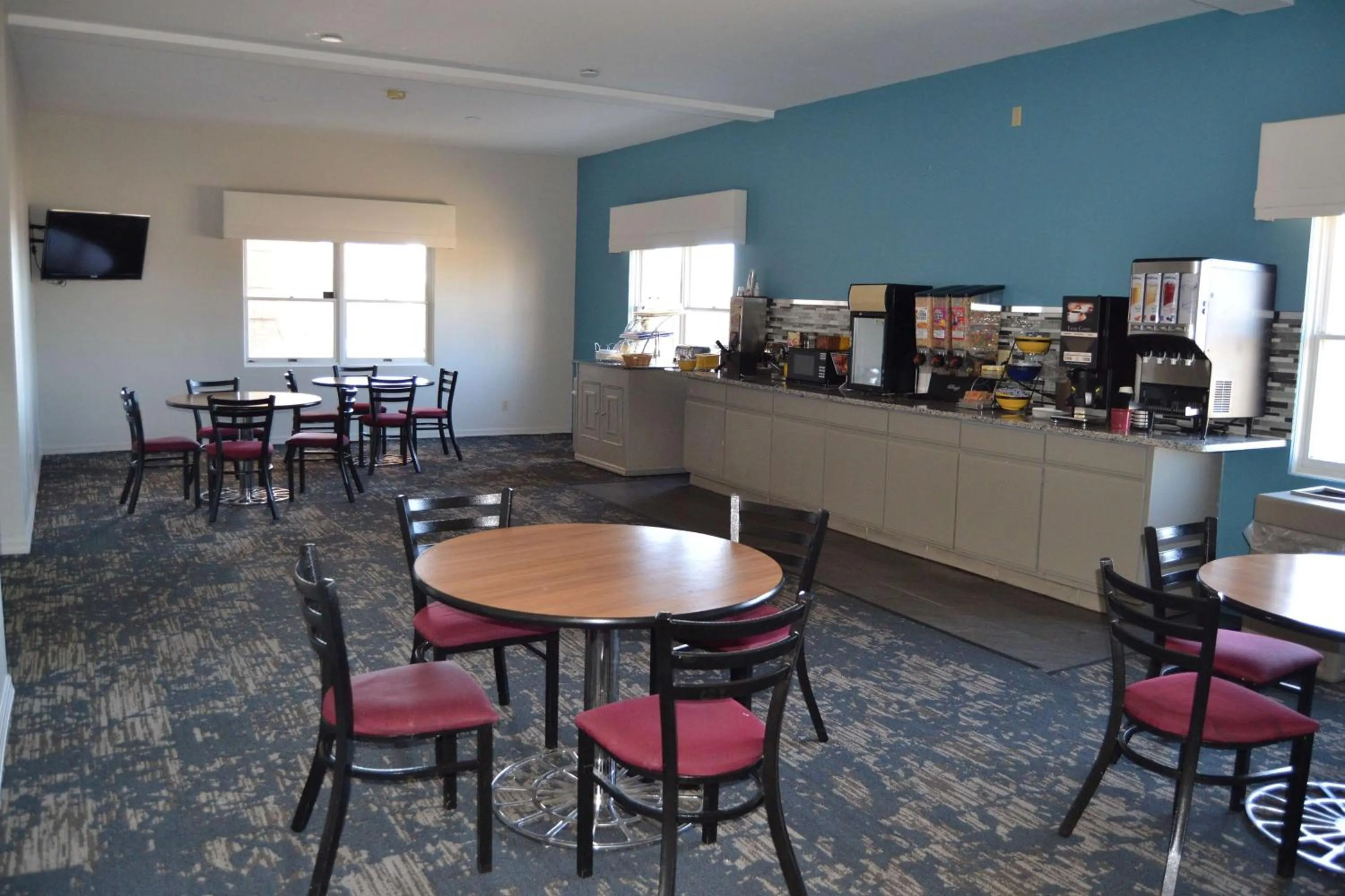 Breakfast in Days Inn and Suites by Wyndham Sikeston