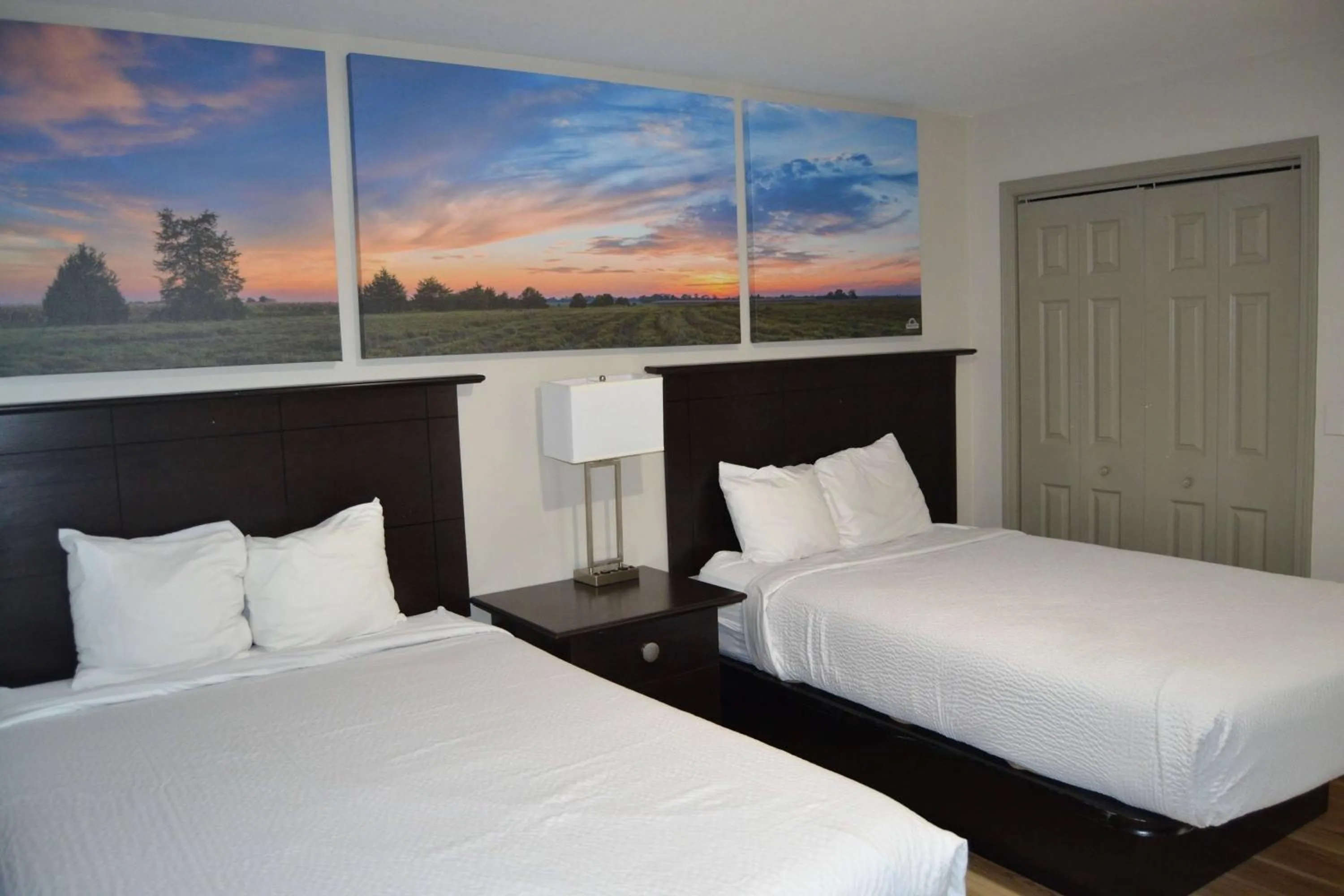 Bed in Days Inn and Suites by Wyndham Sikeston