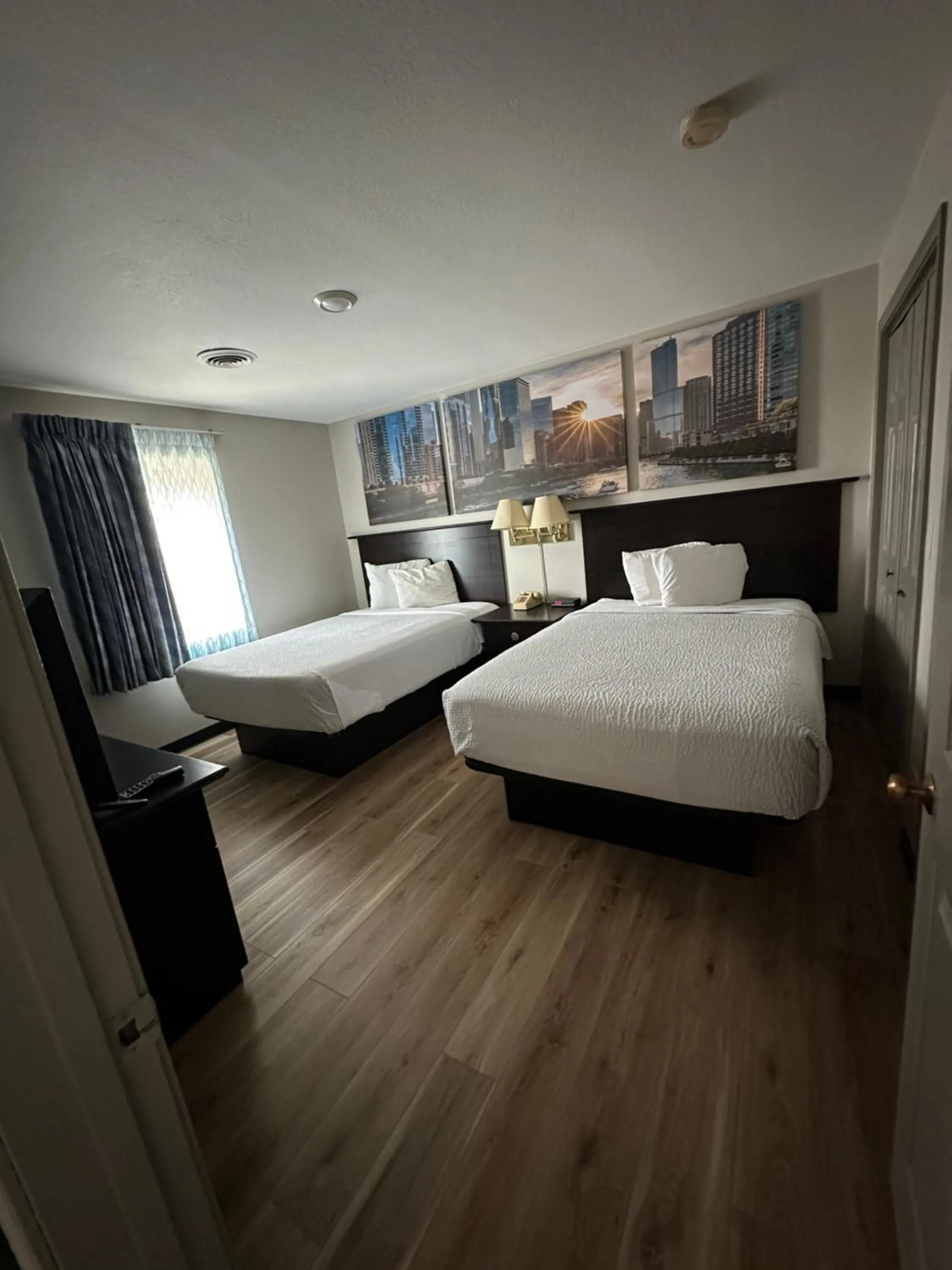 Bedroom, Bed in Days Inn and Suites by Wyndham Sikeston