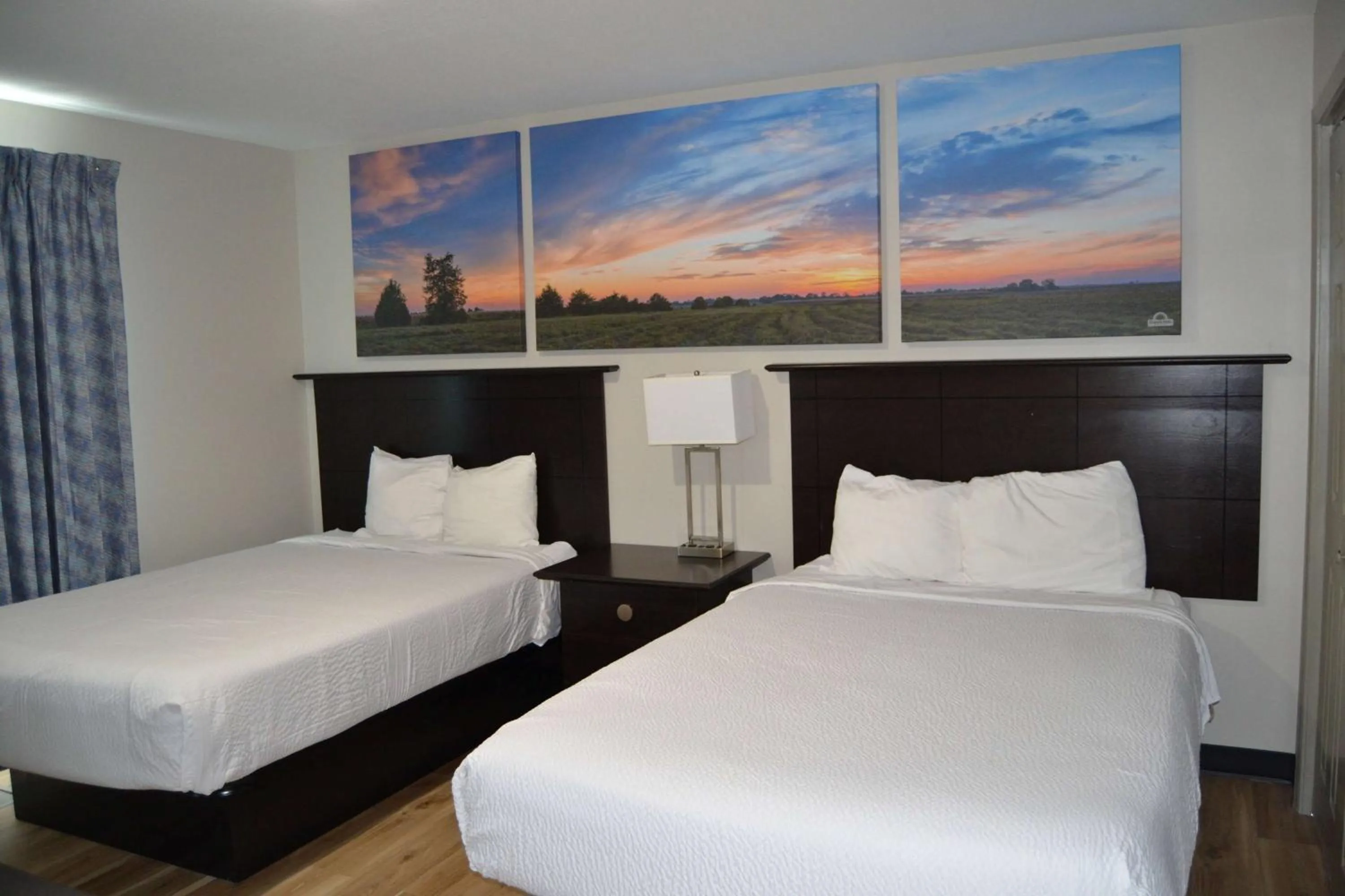 Bed in Days Inn and Suites by Wyndham Sikeston
