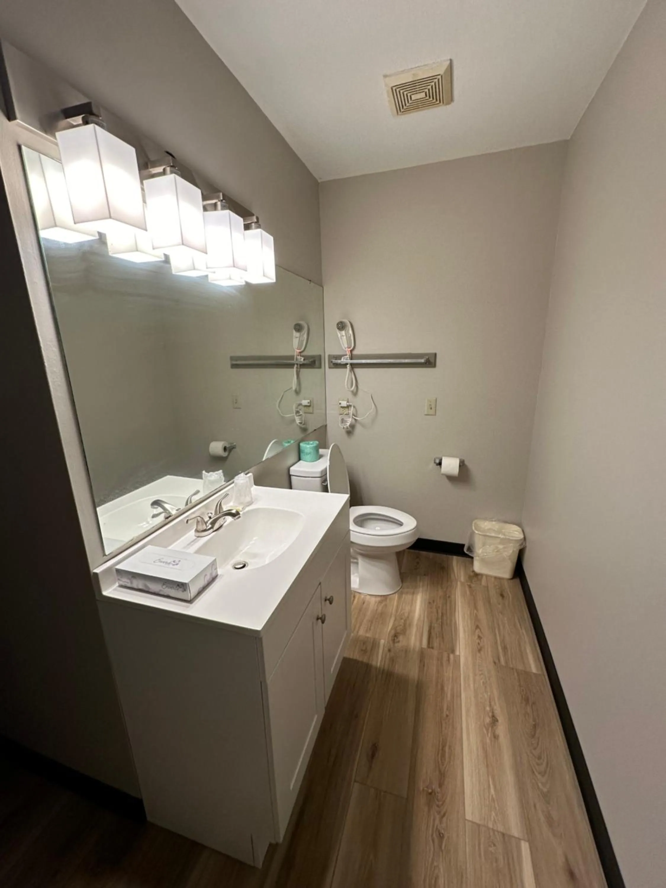 Toilet in Days Inn and Suites by Wyndham Sikeston