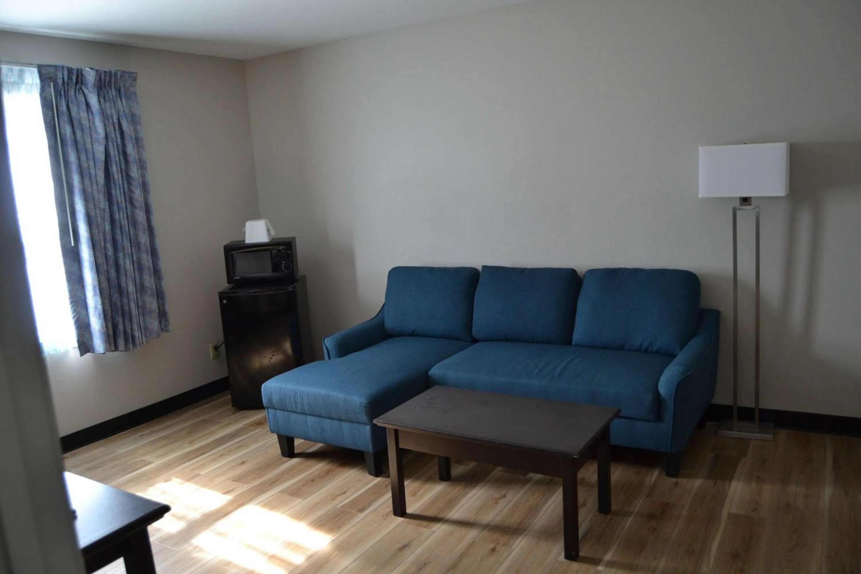 Living room in Days Inn and Suites by Wyndham Sikeston