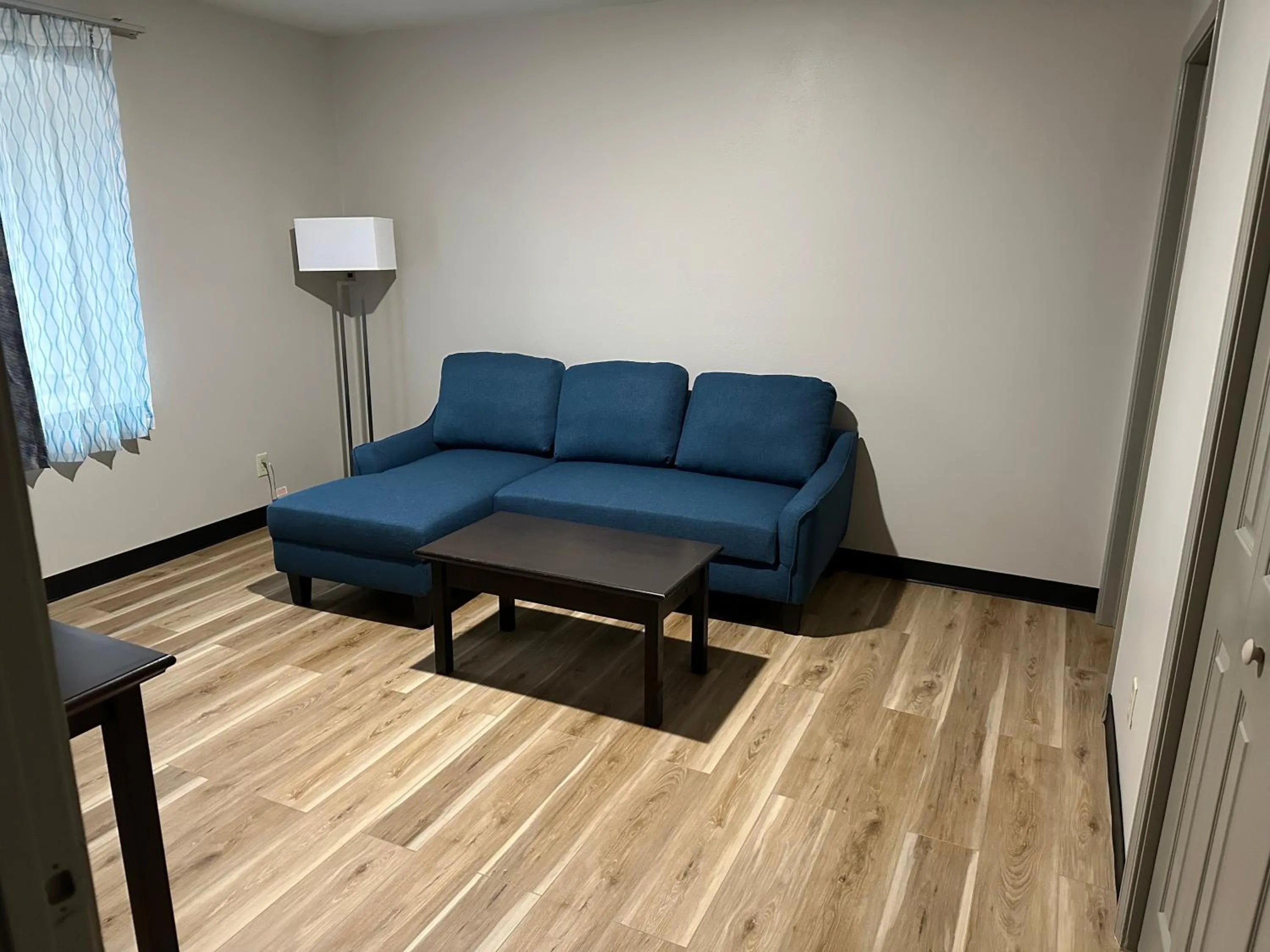 Living room in Days Inn and Suites by Wyndham Sikeston