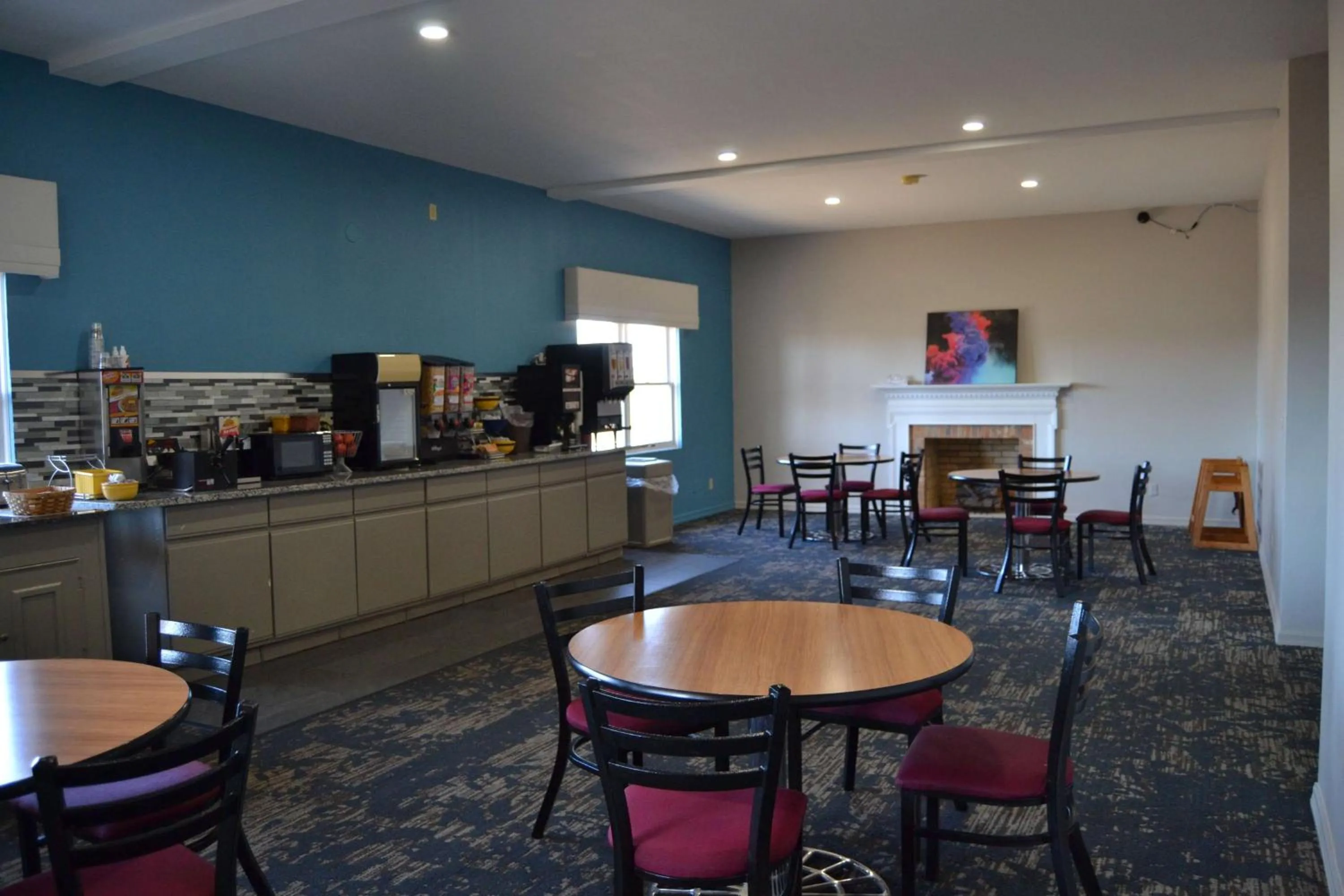 Breakfast in Days Inn and Suites by Wyndham Sikeston