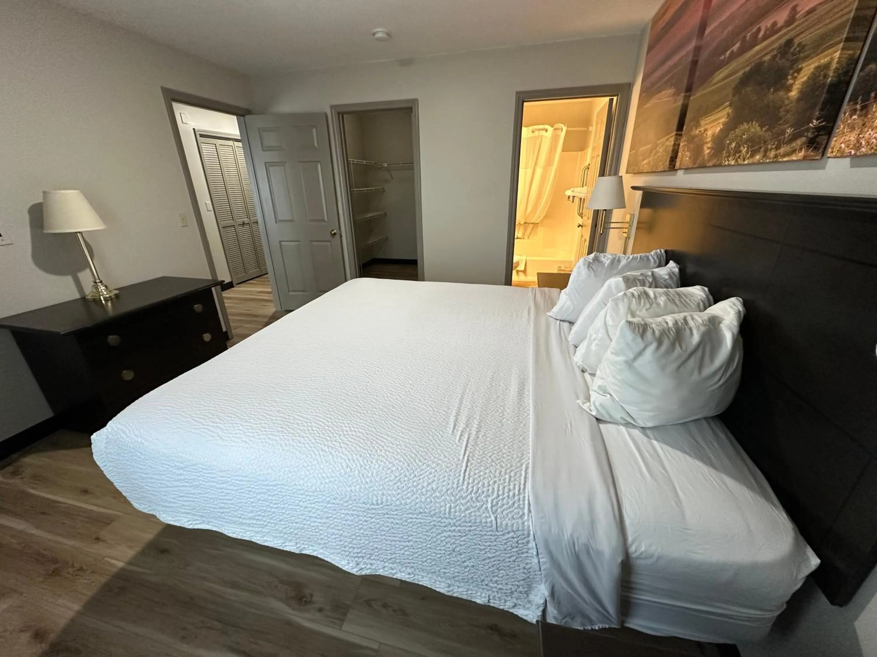 Bedroom, Bed in Days Inn and Suites by Wyndham Sikeston