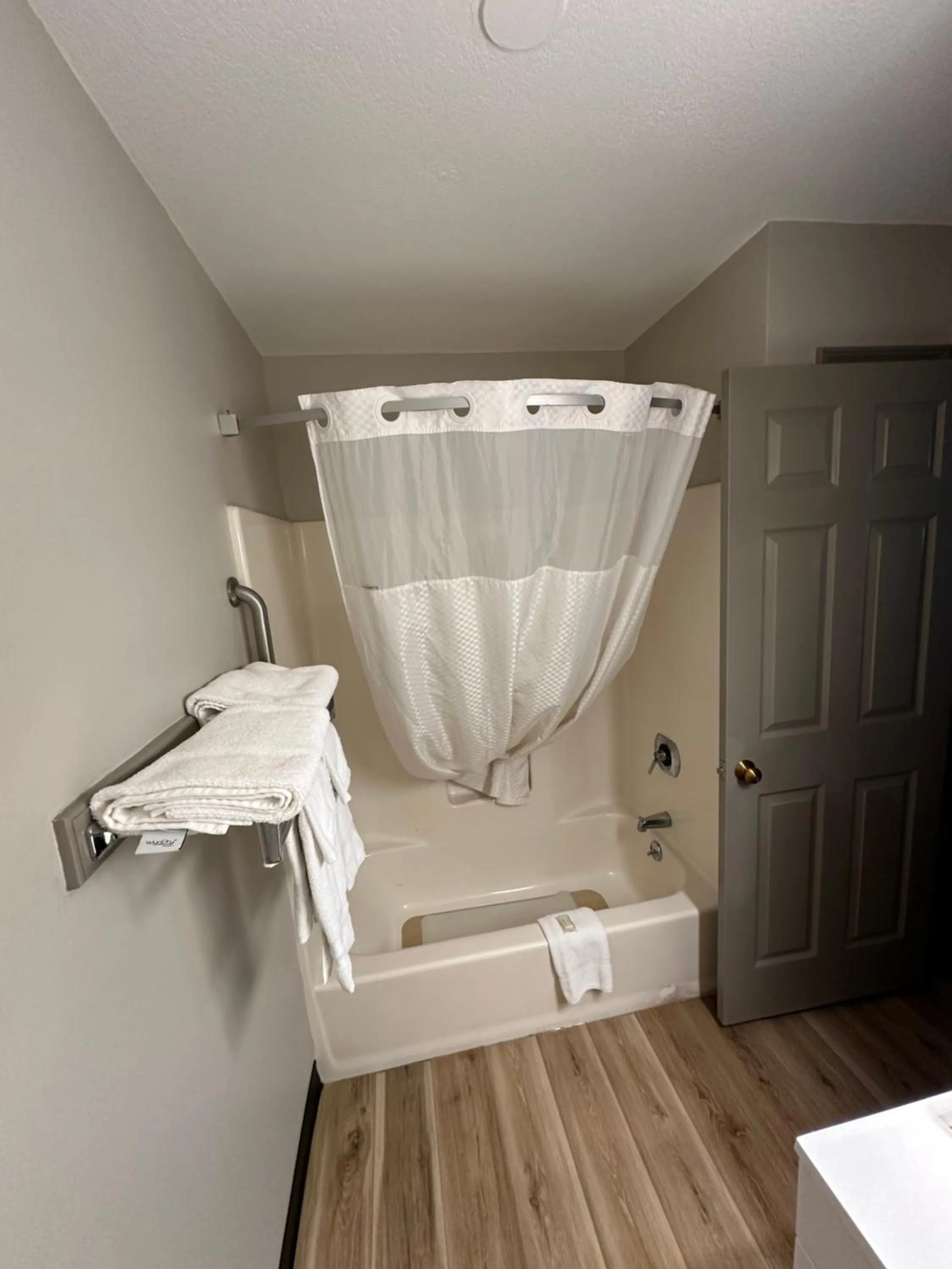 Bathroom in Days Inn and Suites by Wyndham Sikeston