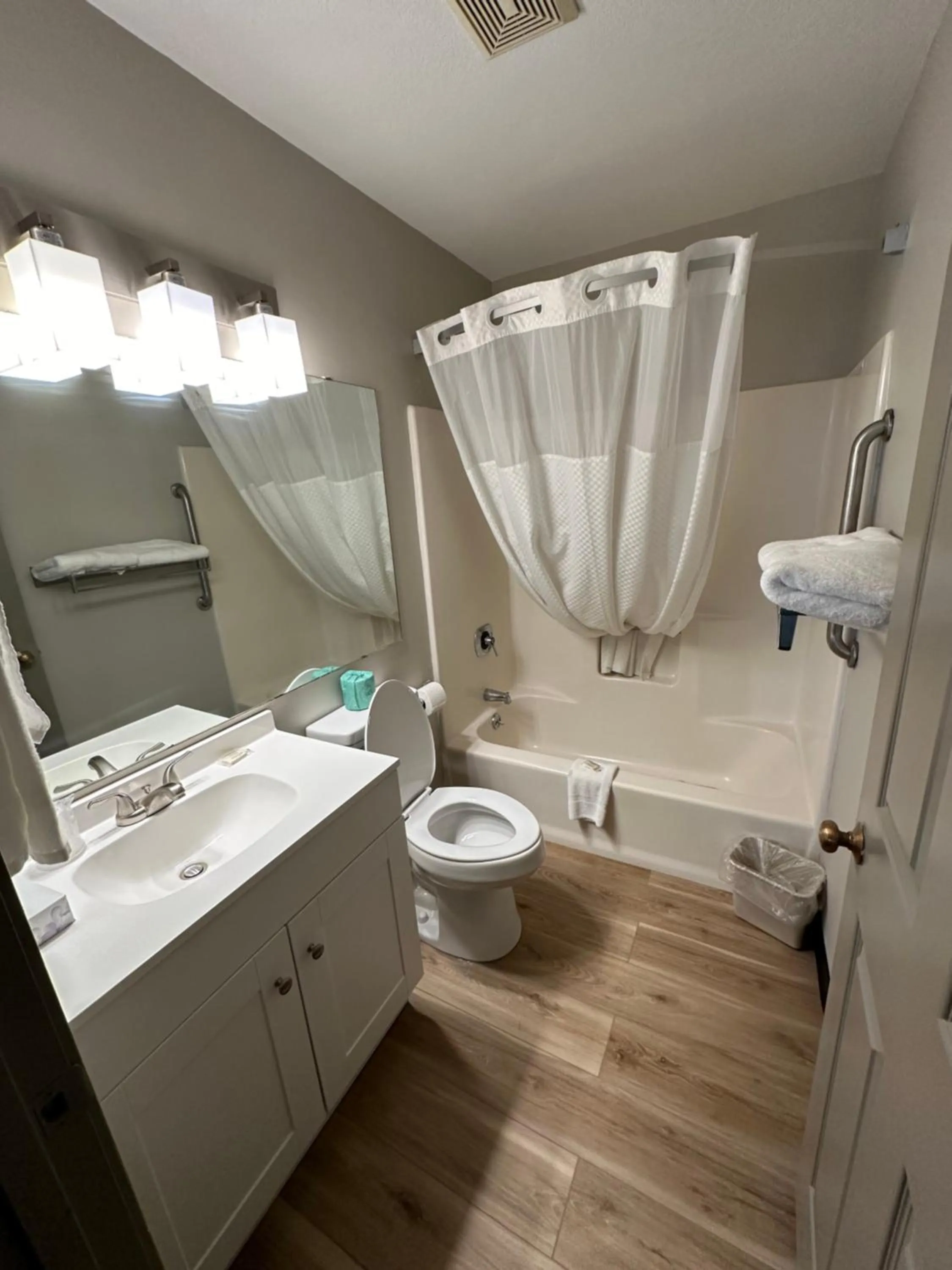 Toilet in Days Inn and Suites by Wyndham Sikeston