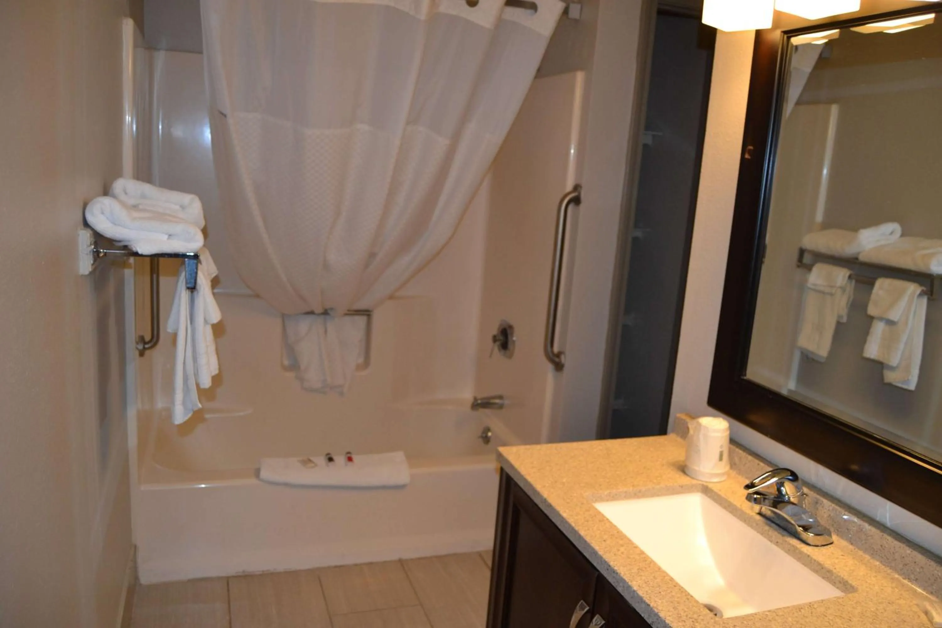 Photo of the whole room in Days Inn and Suites by Wyndham Sikeston