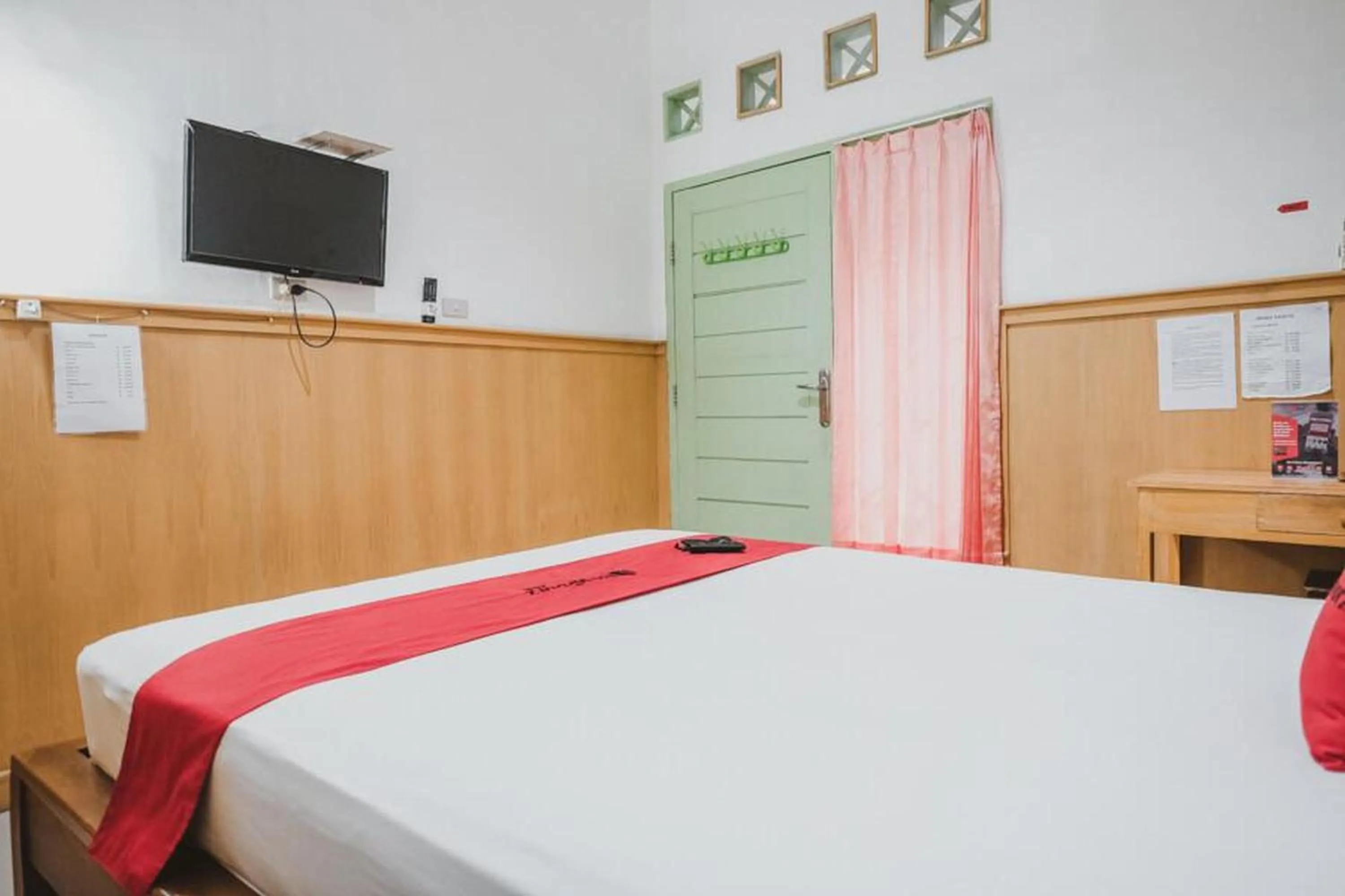 Bedroom, Bed in RedDoorz near Kartini Mall Lampung
