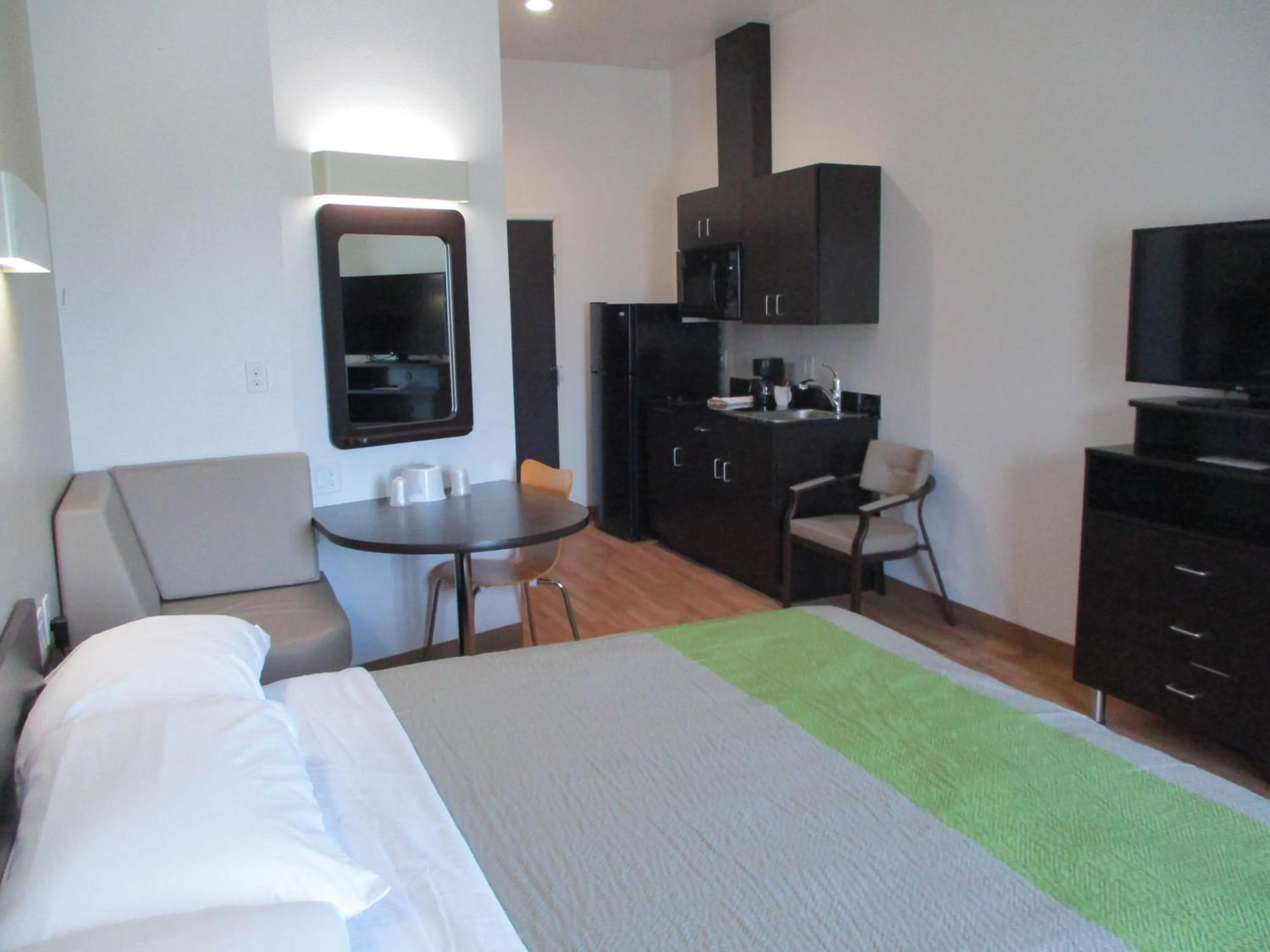 Bedroom, Bed in Studio 6-Lubbock, TX - Medical Center