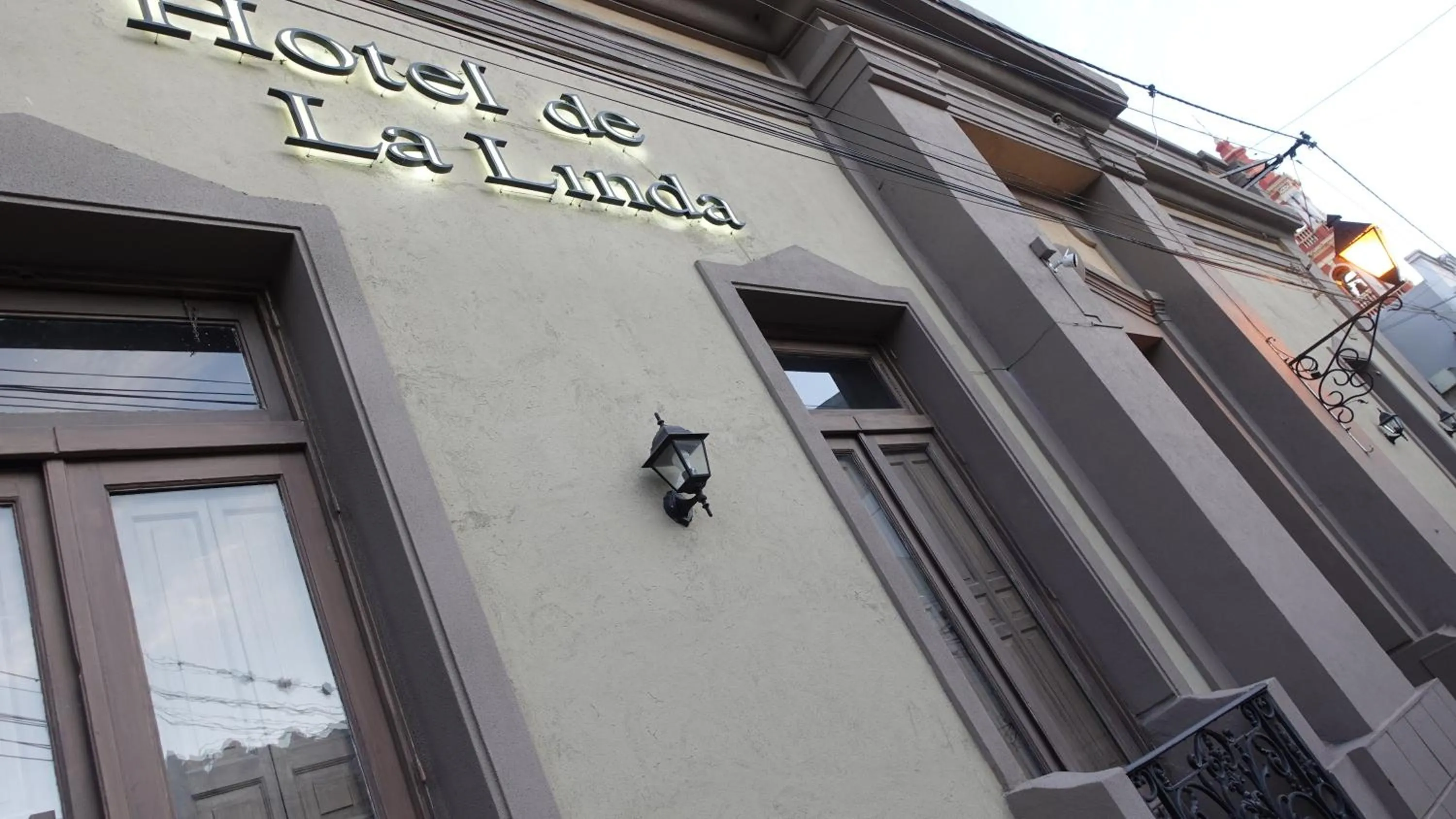 Property building in Hotel de la Linda