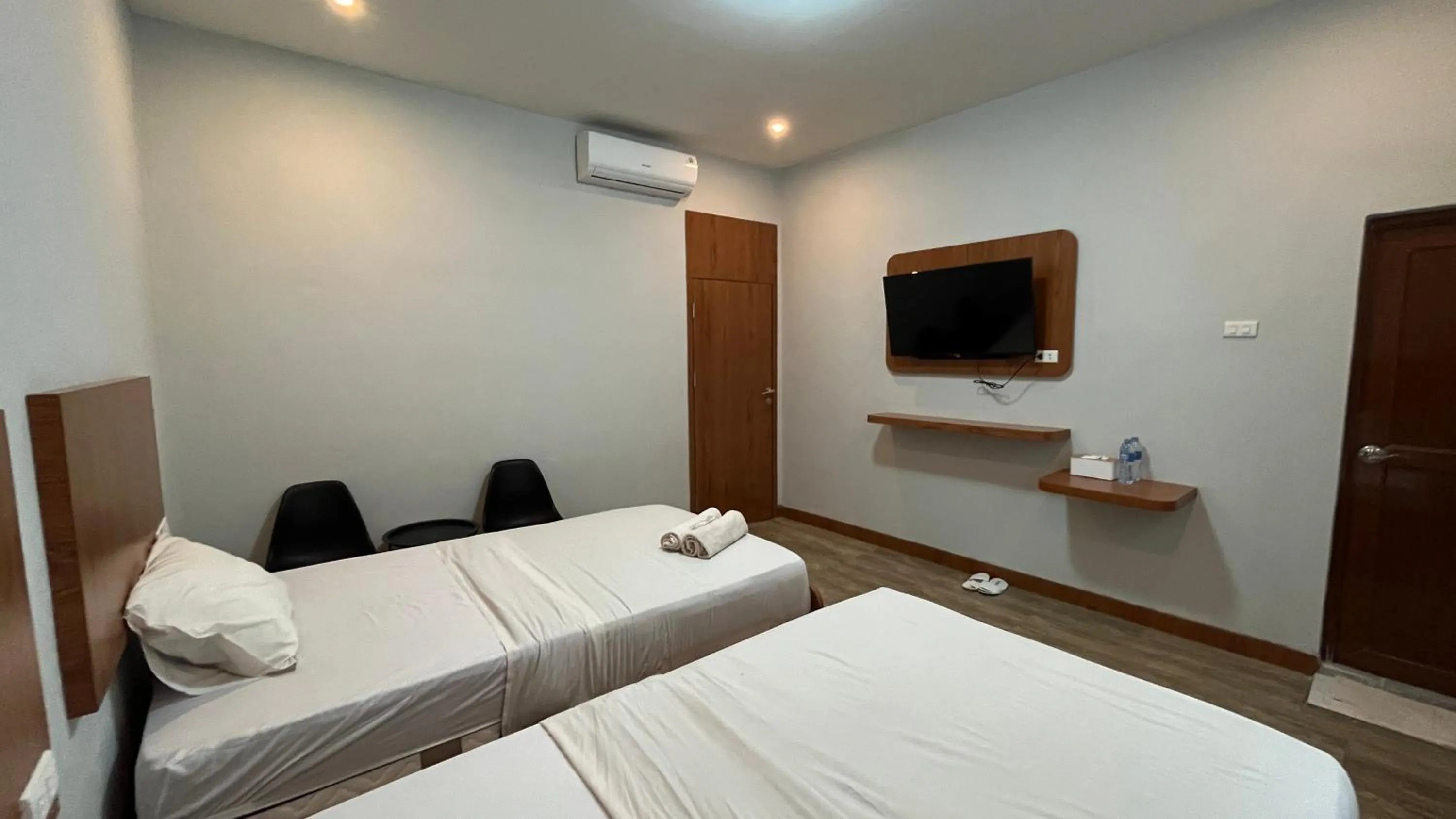 Bedroom, TV/Entertainment Center in RedDoorz @ Jalan Diponegoro Lampung