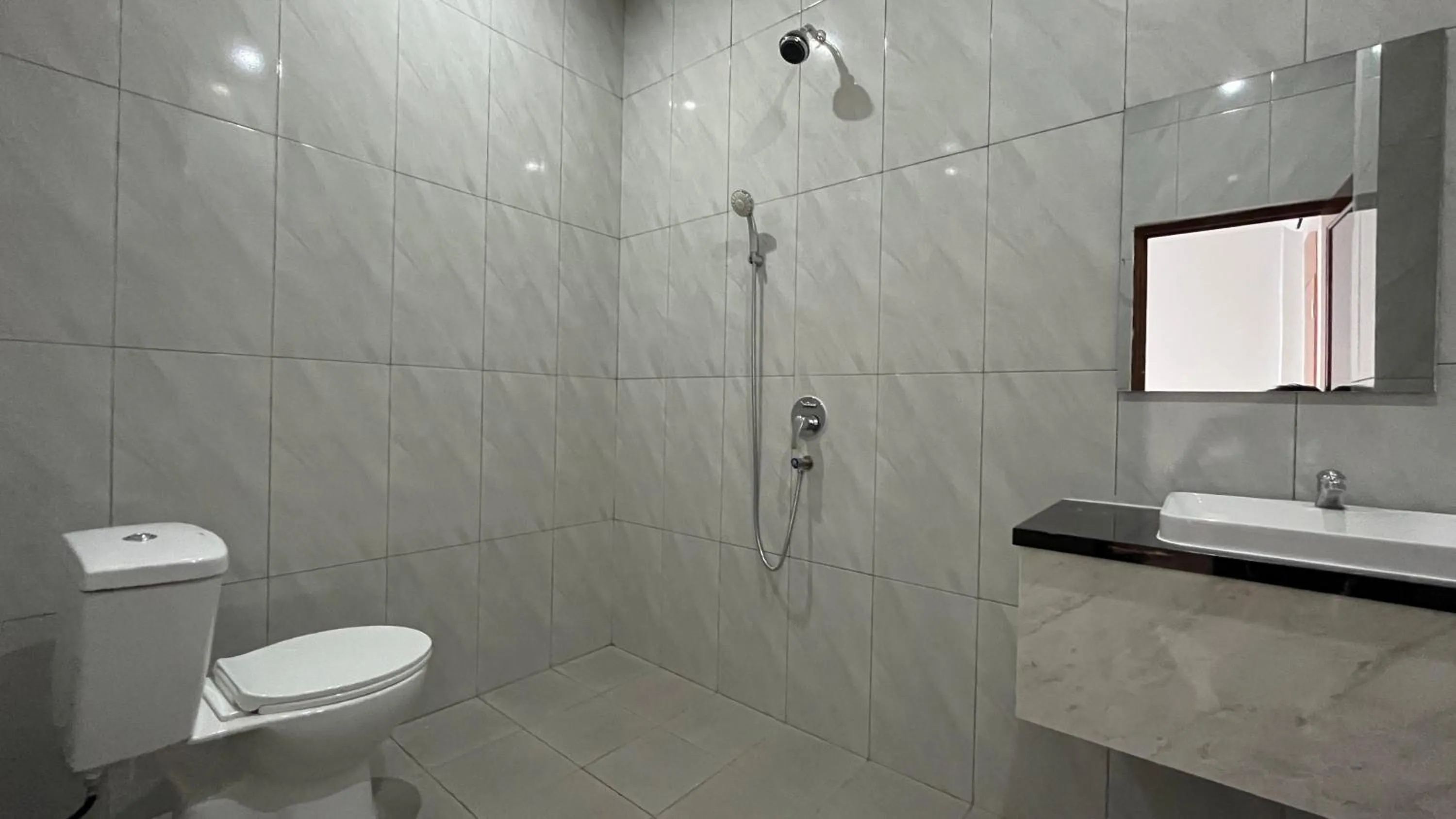 Bathroom in RedDoorz @ Jalan Diponegoro Lampung