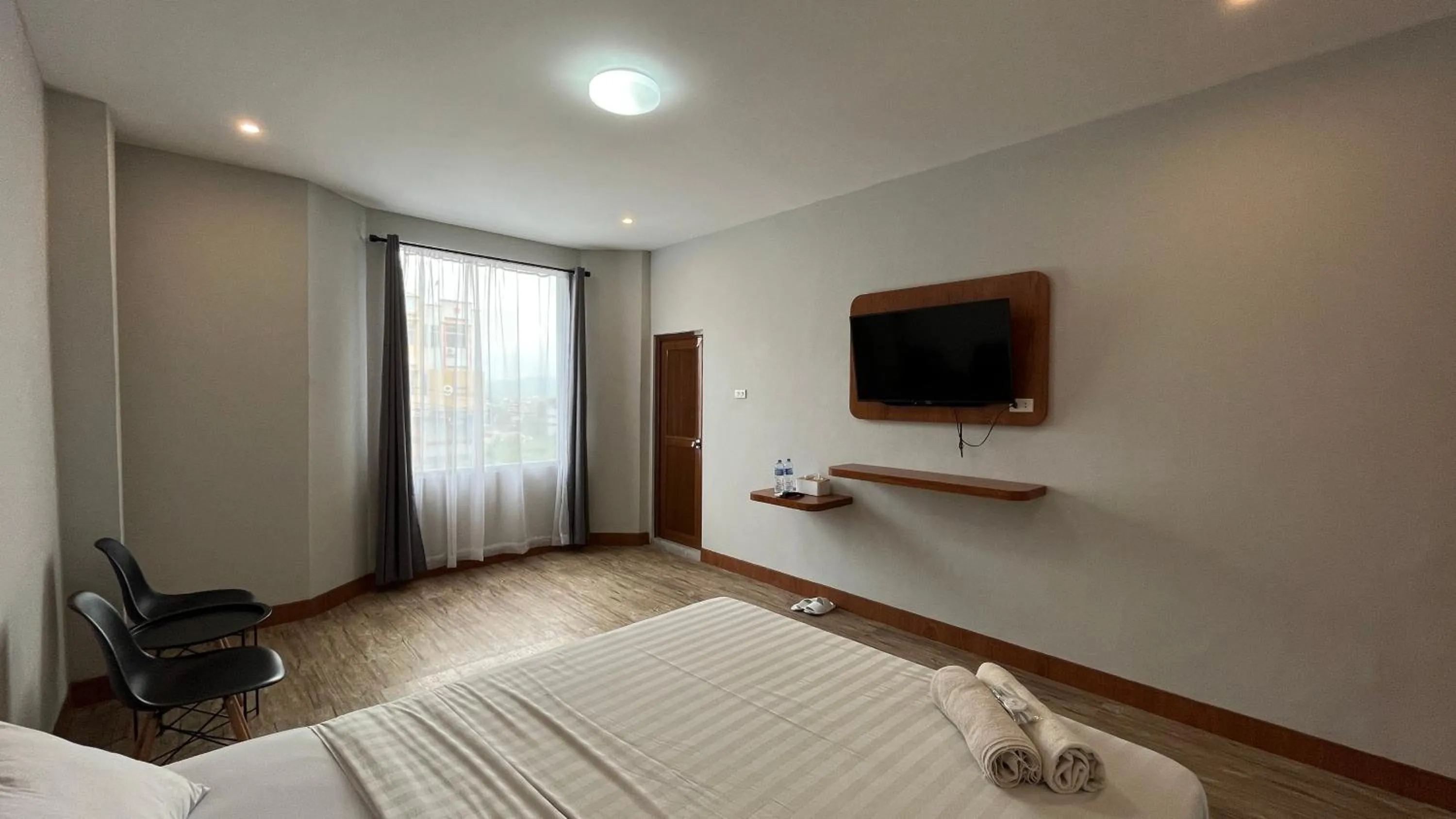 Bedroom, TV/Entertainment Center in RedDoorz @ Jalan Diponegoro Lampung