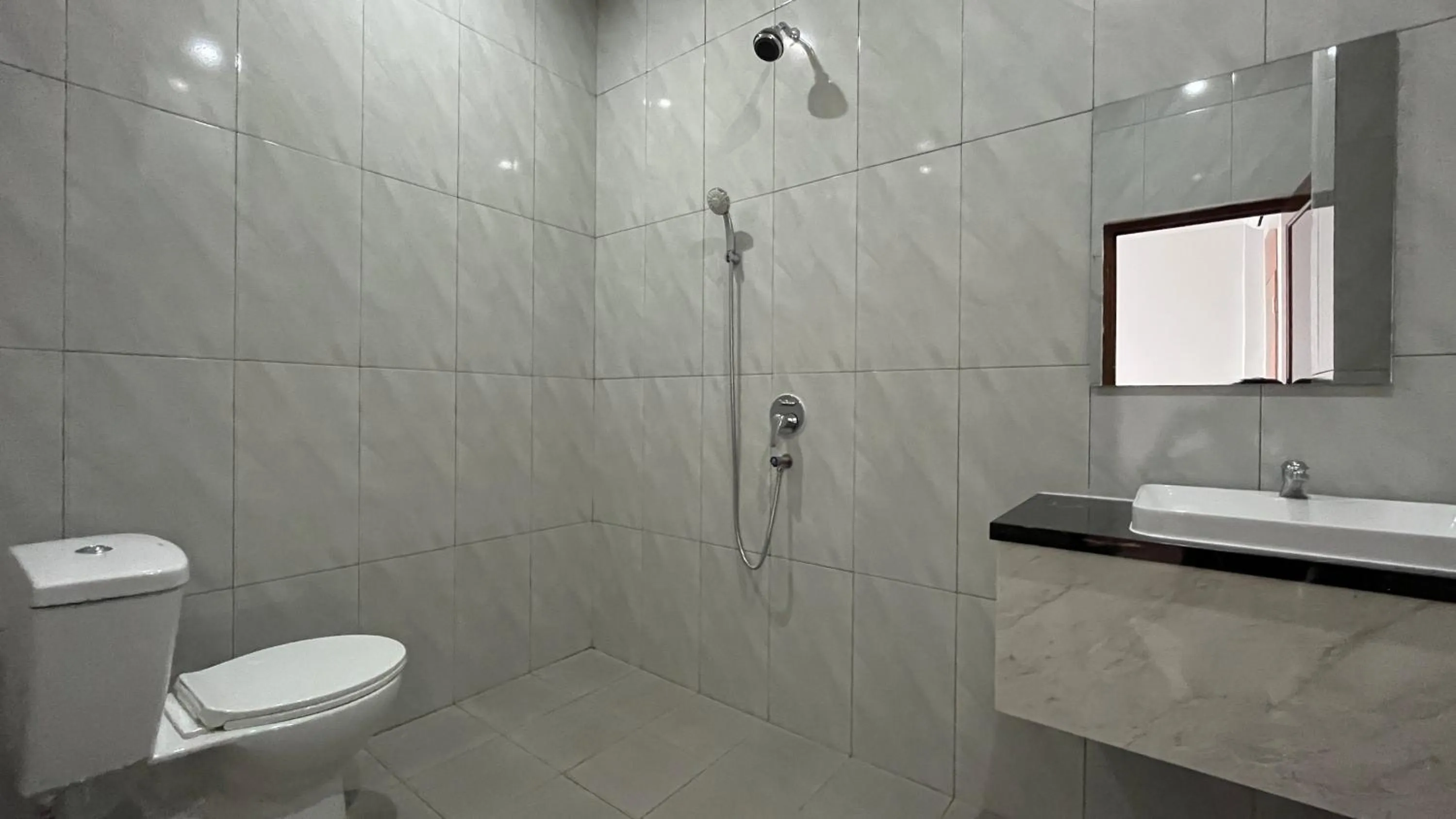 Bathroom in RedDoorz @ Jalan Diponegoro Lampung