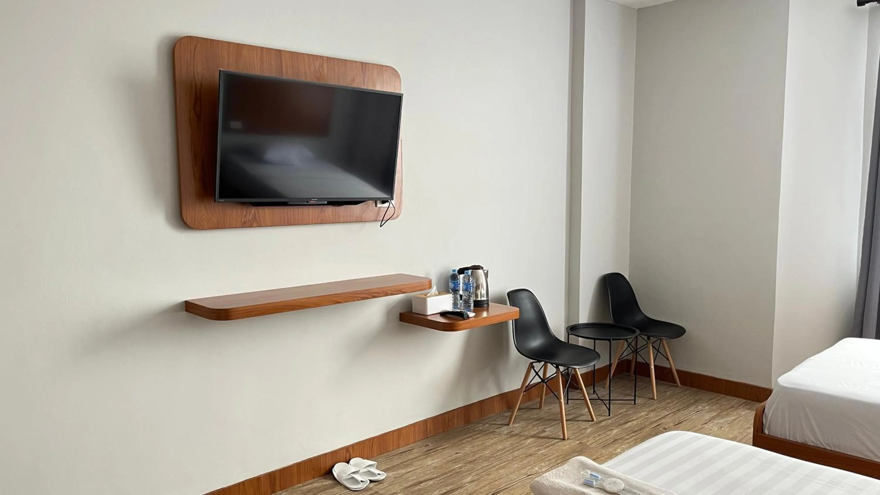 Bedroom, TV/Entertainment Center in RedDoorz @ Jalan Diponegoro Lampung