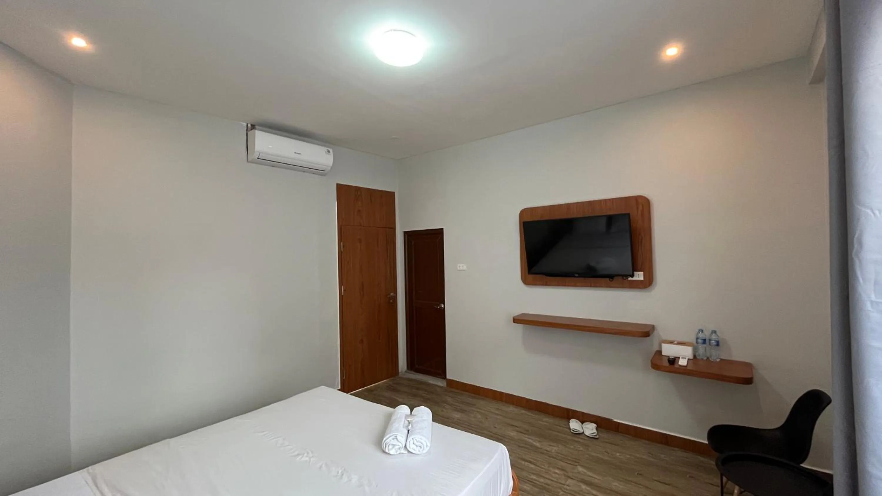 Bedroom, TV/Entertainment Center in RedDoorz @ Jalan Diponegoro Lampung