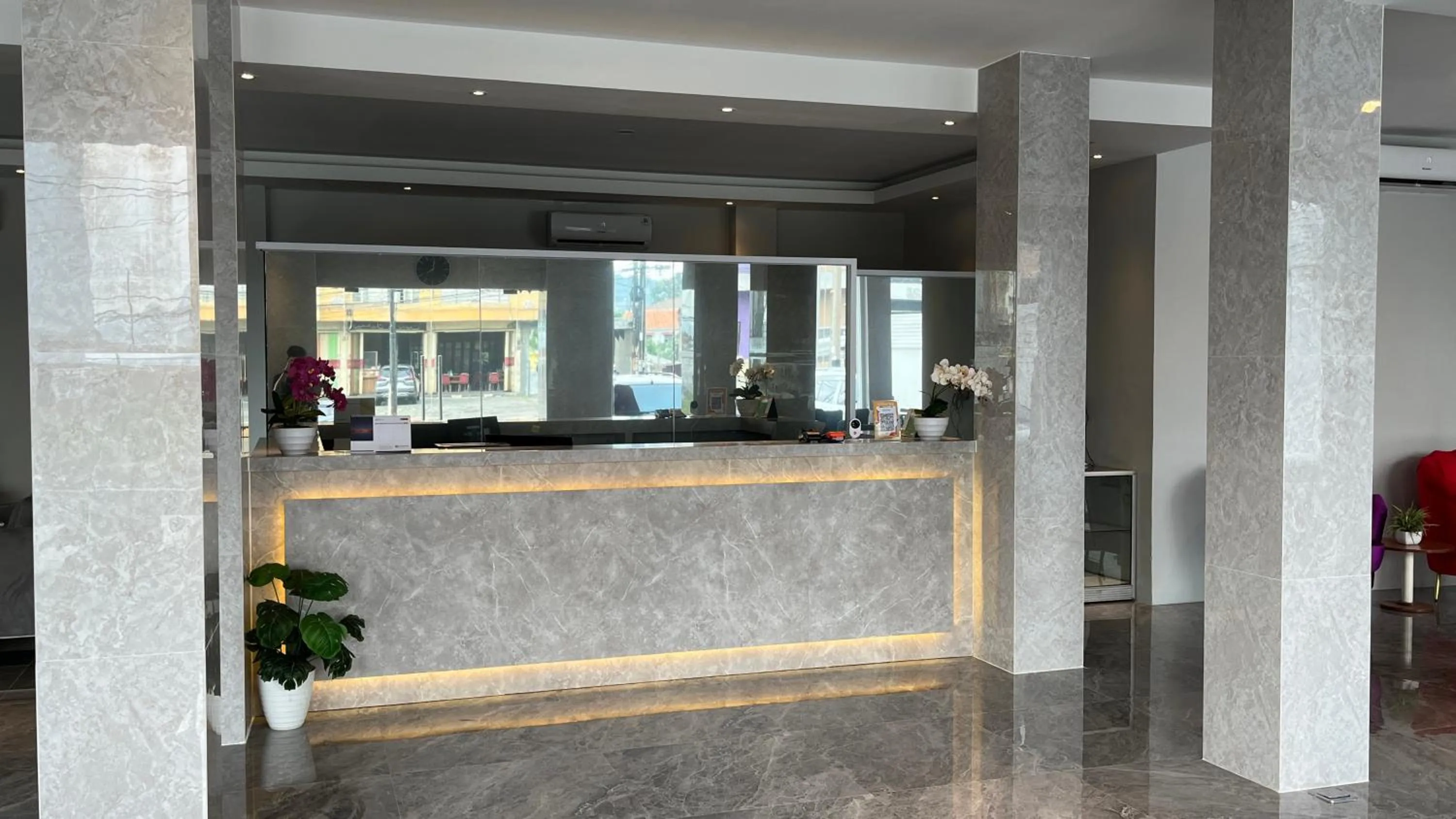 Lobby or reception, Lobby/Reception in RedDoorz @ Jalan Diponegoro Lampung