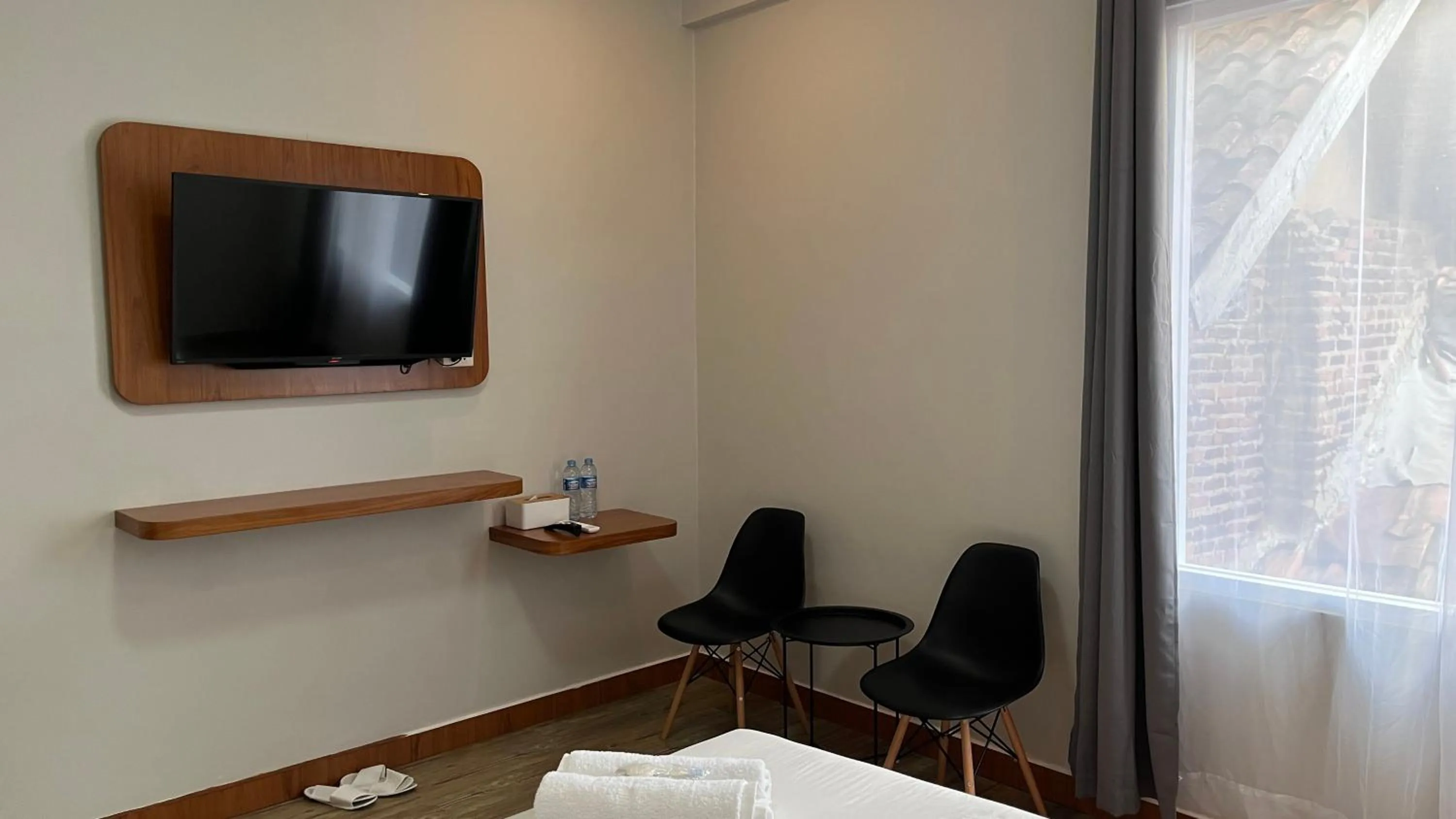 Bedroom, TV/Entertainment Center in RedDoorz @ Jalan Diponegoro Lampung