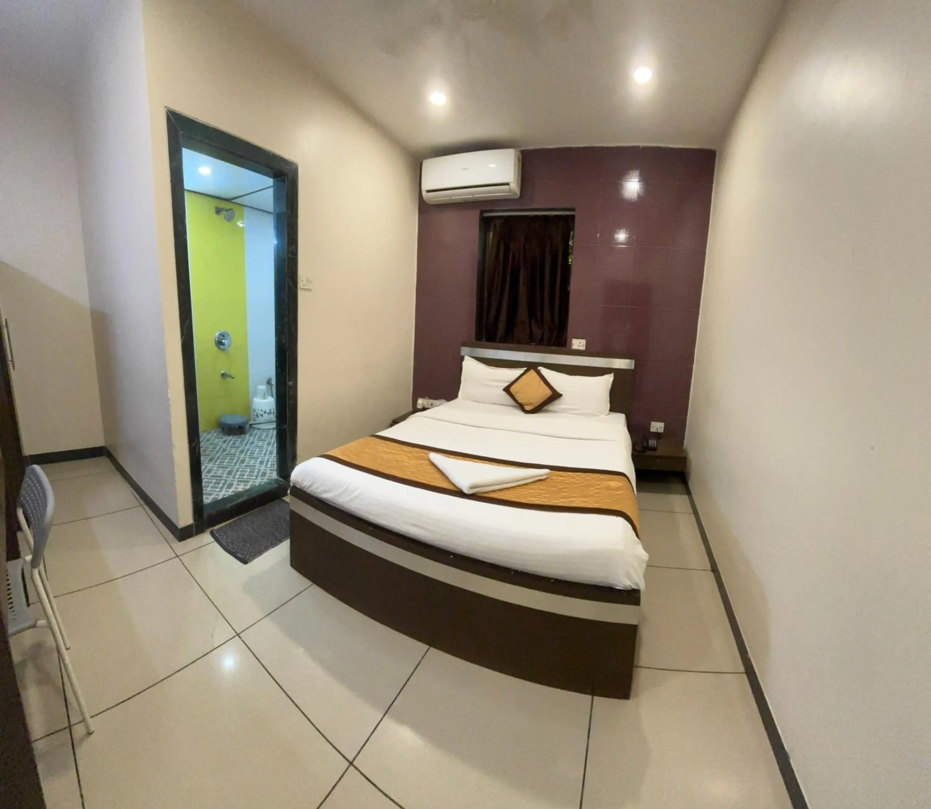 Bedroom, Bed in Hotel Sunshine Airport